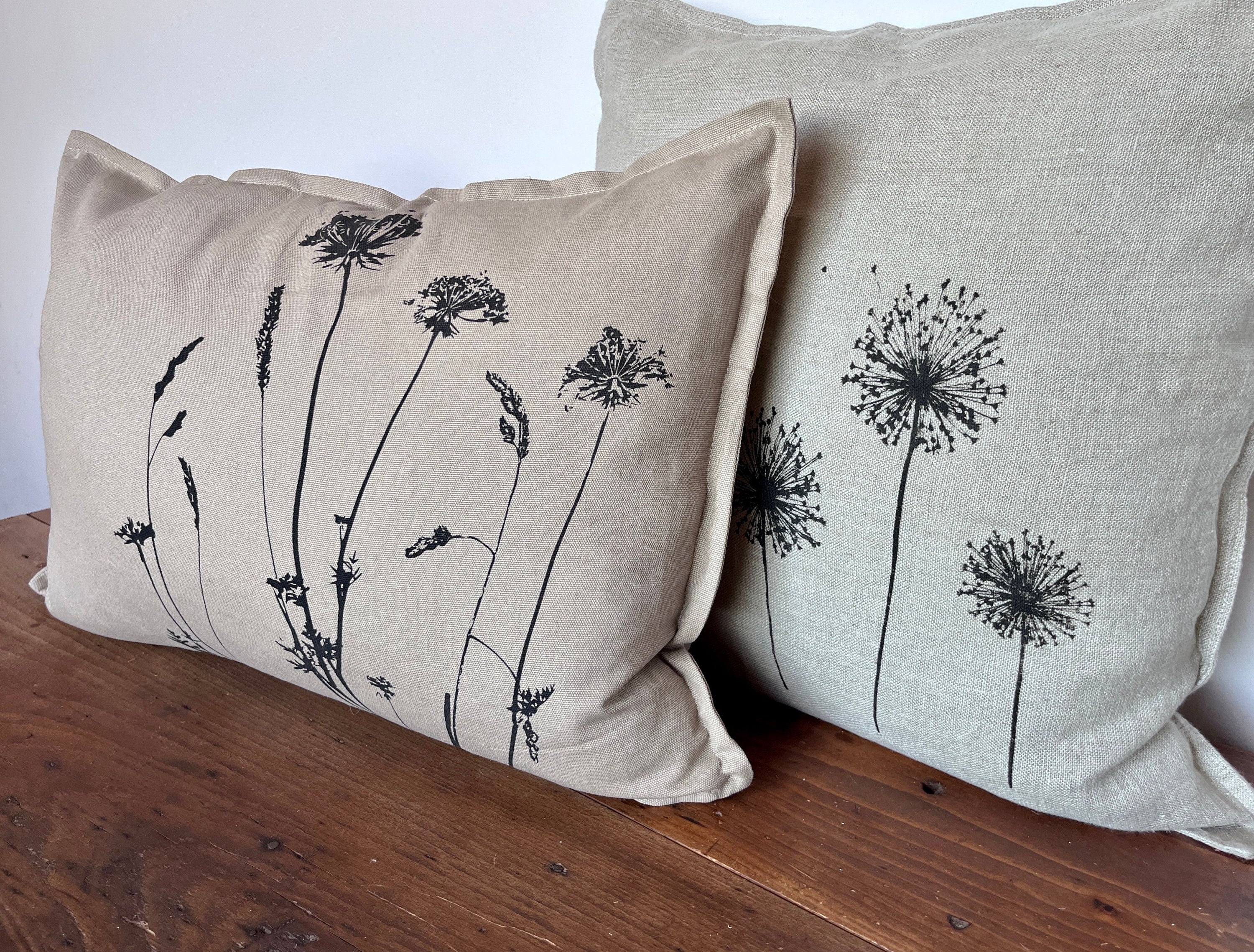 Edler Leinen-Kissenbezug natur handbedruckt mit schwarzem Allium-Motiv, Siebdruck Unikat mit zeitlosem minimalistischen Blumen-Design