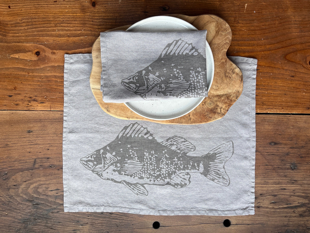 2er Set Leinen-Tischsets in grau mit Fisch-Motiv, Siebdruck Unikat, Wohn-Deko Esstisch, skandinavisch, maritime Wohndekoration