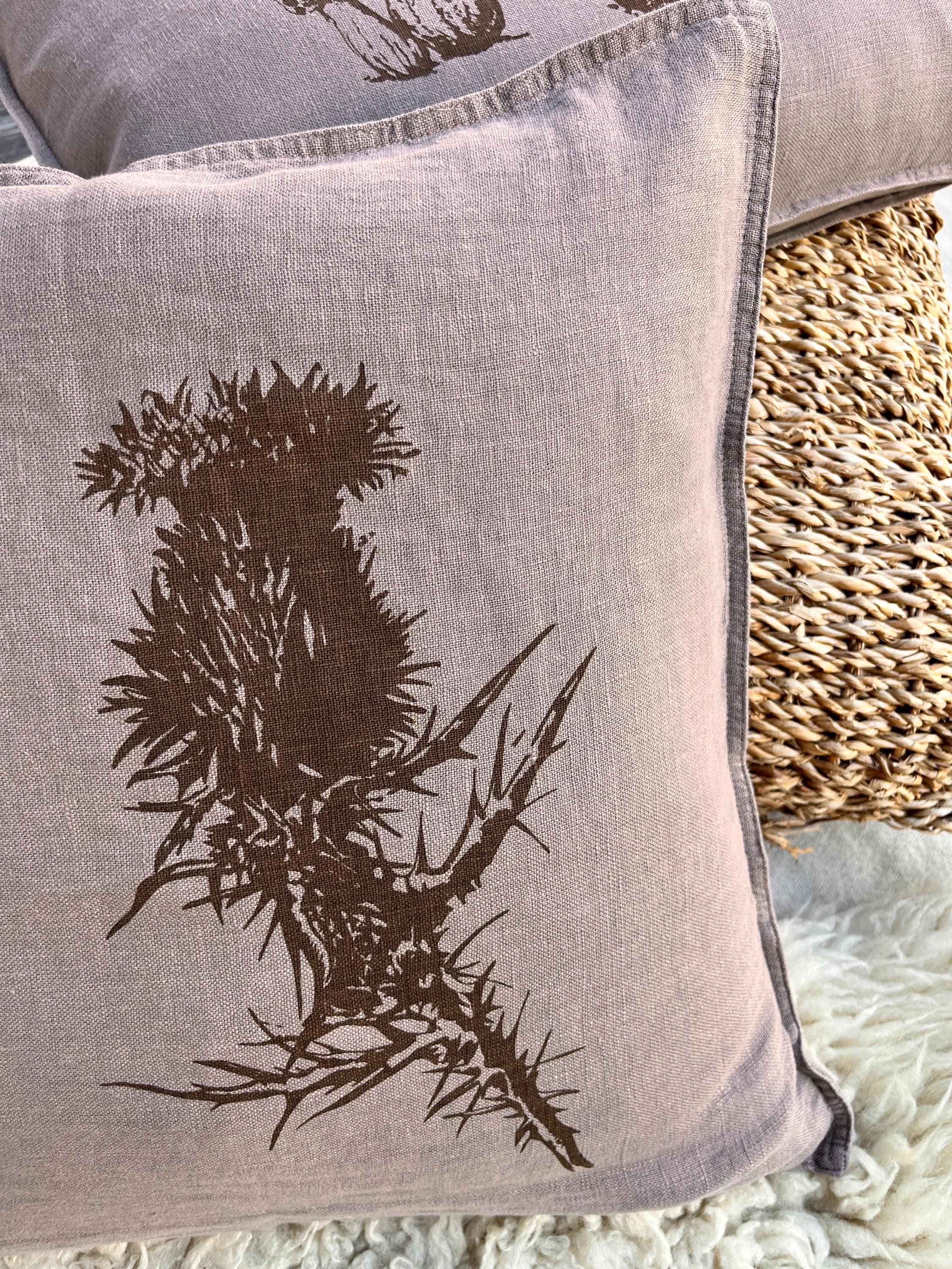 Leinen-Kissenbezug handbedruckt mit Motiv Distel, Farbe taupe, Siebdruck Handarbeit, naturinspiriertes Dekokissen, Geschenk Natur-Liebhaber