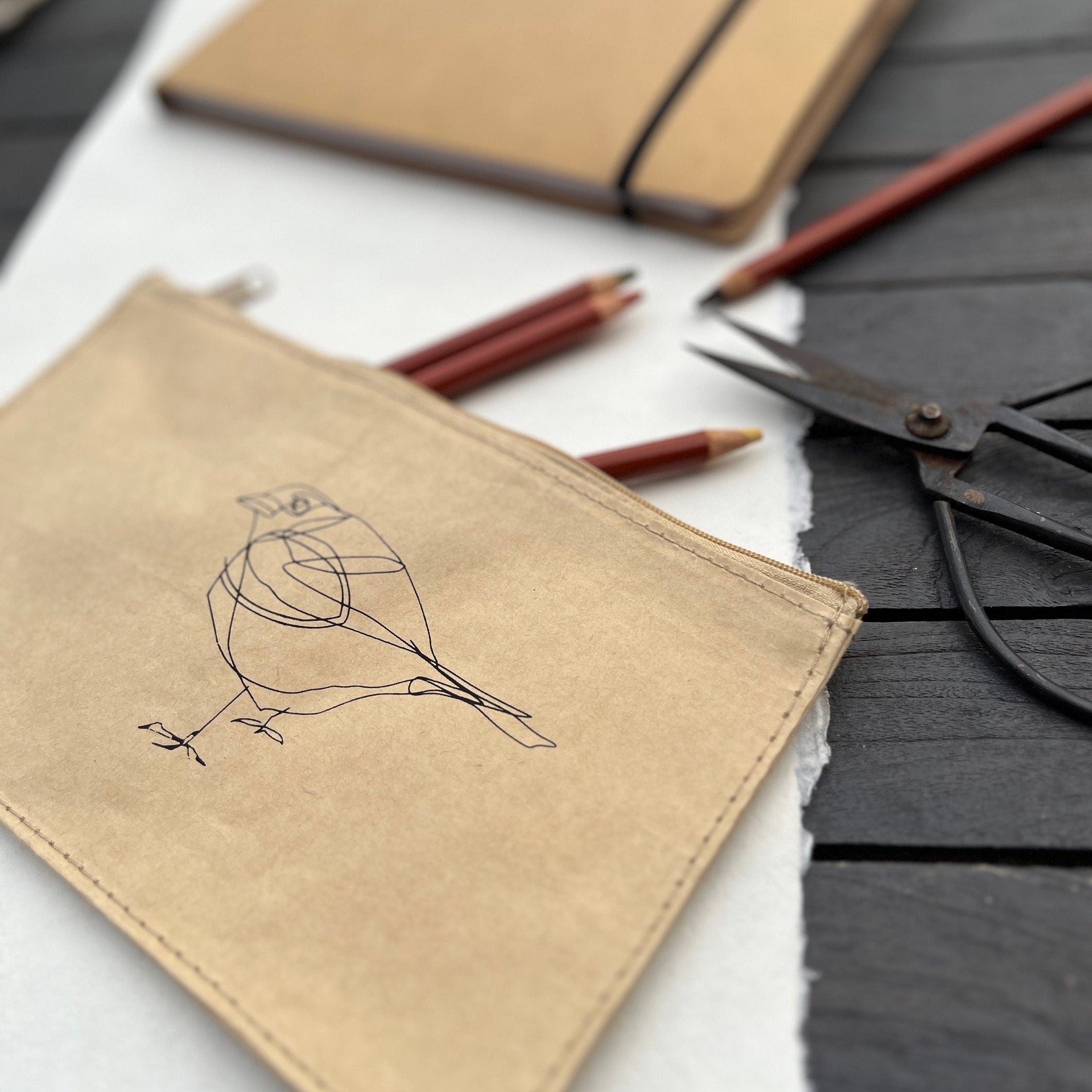 Bedrucktes nachhaltiges Stifte-Mäppchen aus Kraftpapier mit zartem, puristischen Spatz-Motiv, schwarz / natur, Stifte Etui Siebdruck
