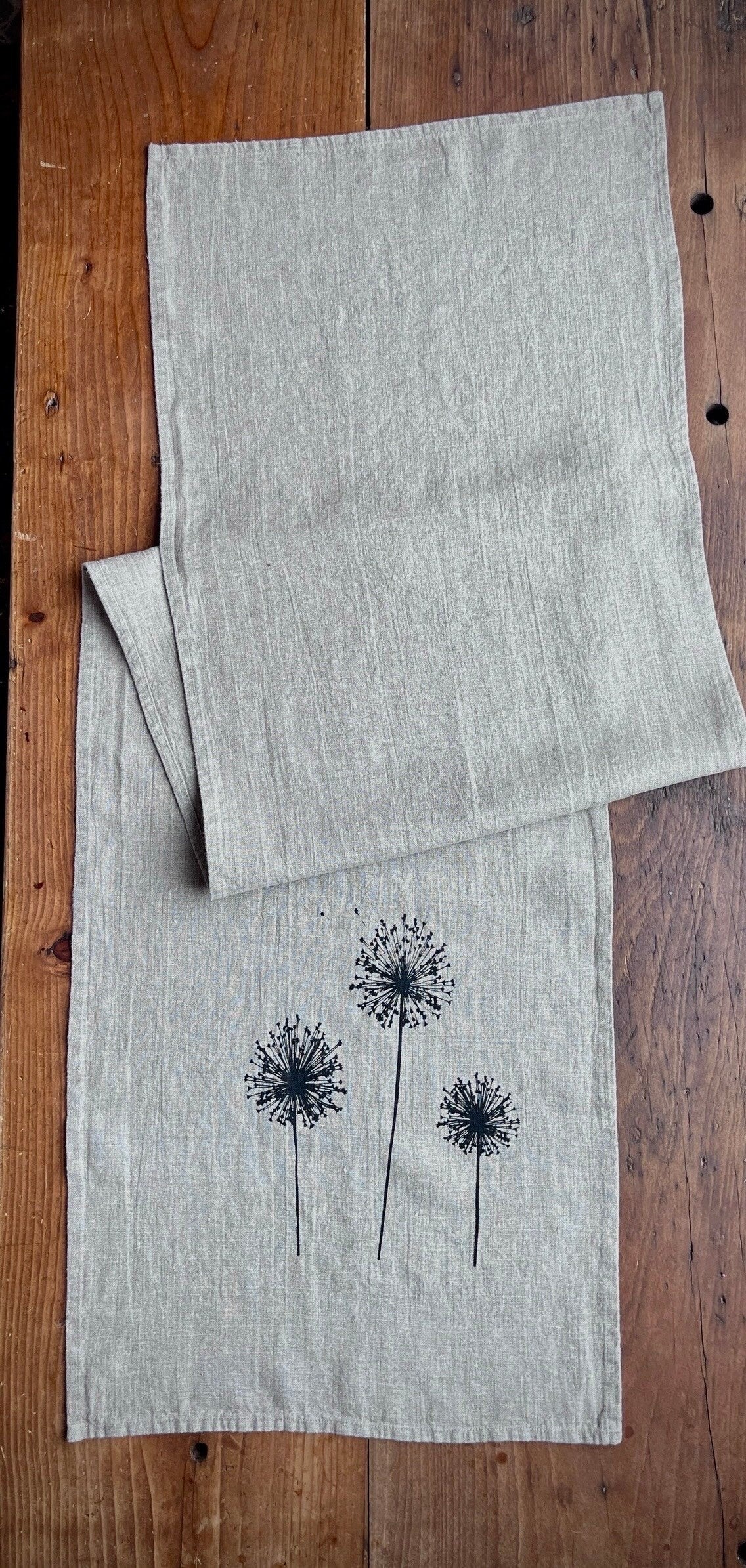 Leinen-Tischläufer natur / beige mit Gräser-/Allium-Motiv in schwarz, 100% Leinen, Siebdruck, Tischdecke, skandinavisch Wohnen