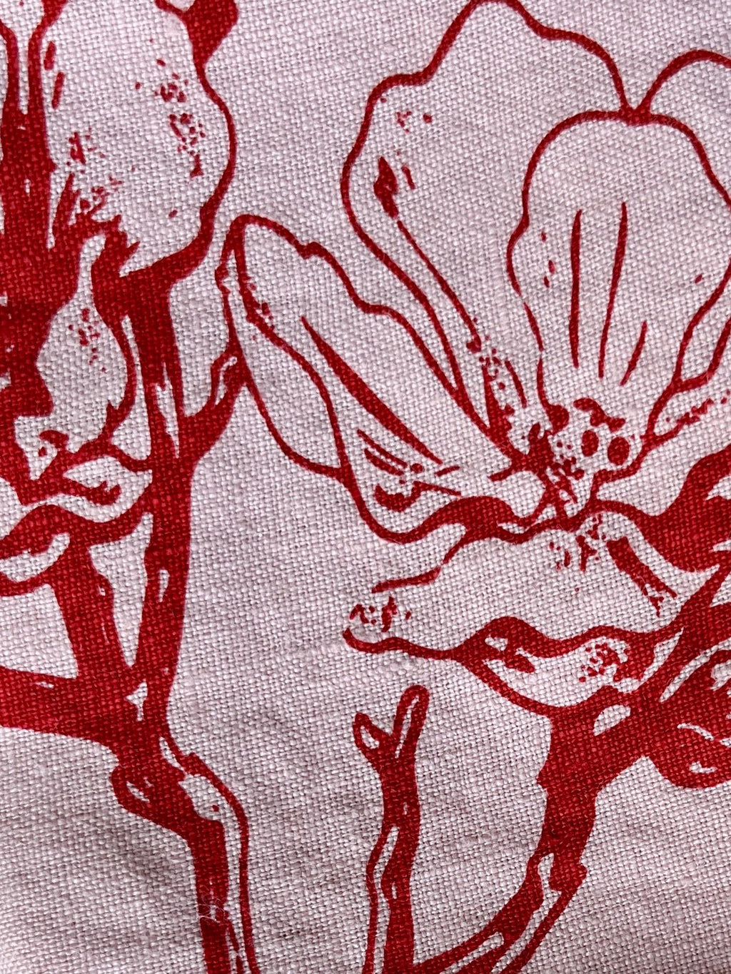 Frühlingshaftes Leinen-Geschirrtuch mit Kirschblüten – handbedruckt | Rosé & Kirschrot, Siebdruck Handarbeit | nachhaltige Küchentextilien
