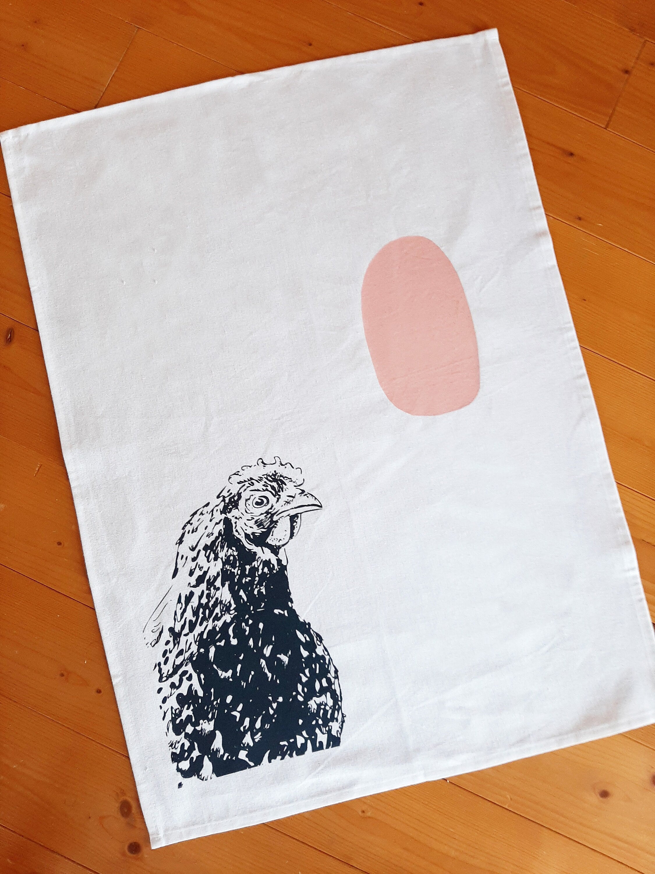 Bedrucktes weißes Geschirrtuch mit Huhn / Henne Motiv, blau / rosa, Siebdruck, Landhaus, Halbleinen,  Frühlings-Deko Küche, Tischläufer