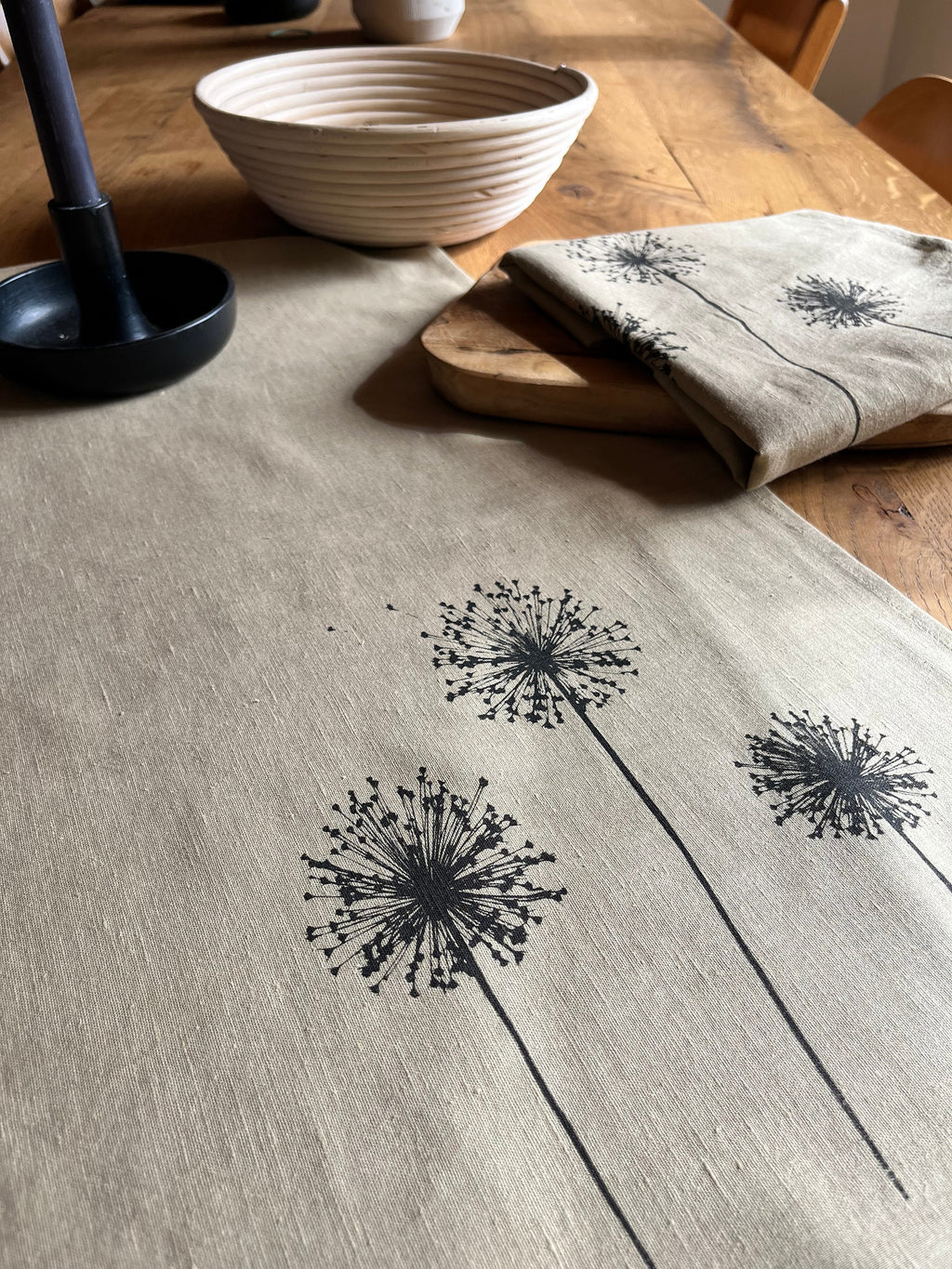 Leinen-Tischläufer natur / beige mit Gräser-/Allium-Motiv in schwarz, 100% Leinen, Siebdruck, Tischdecke, skandinavisch Wohnen