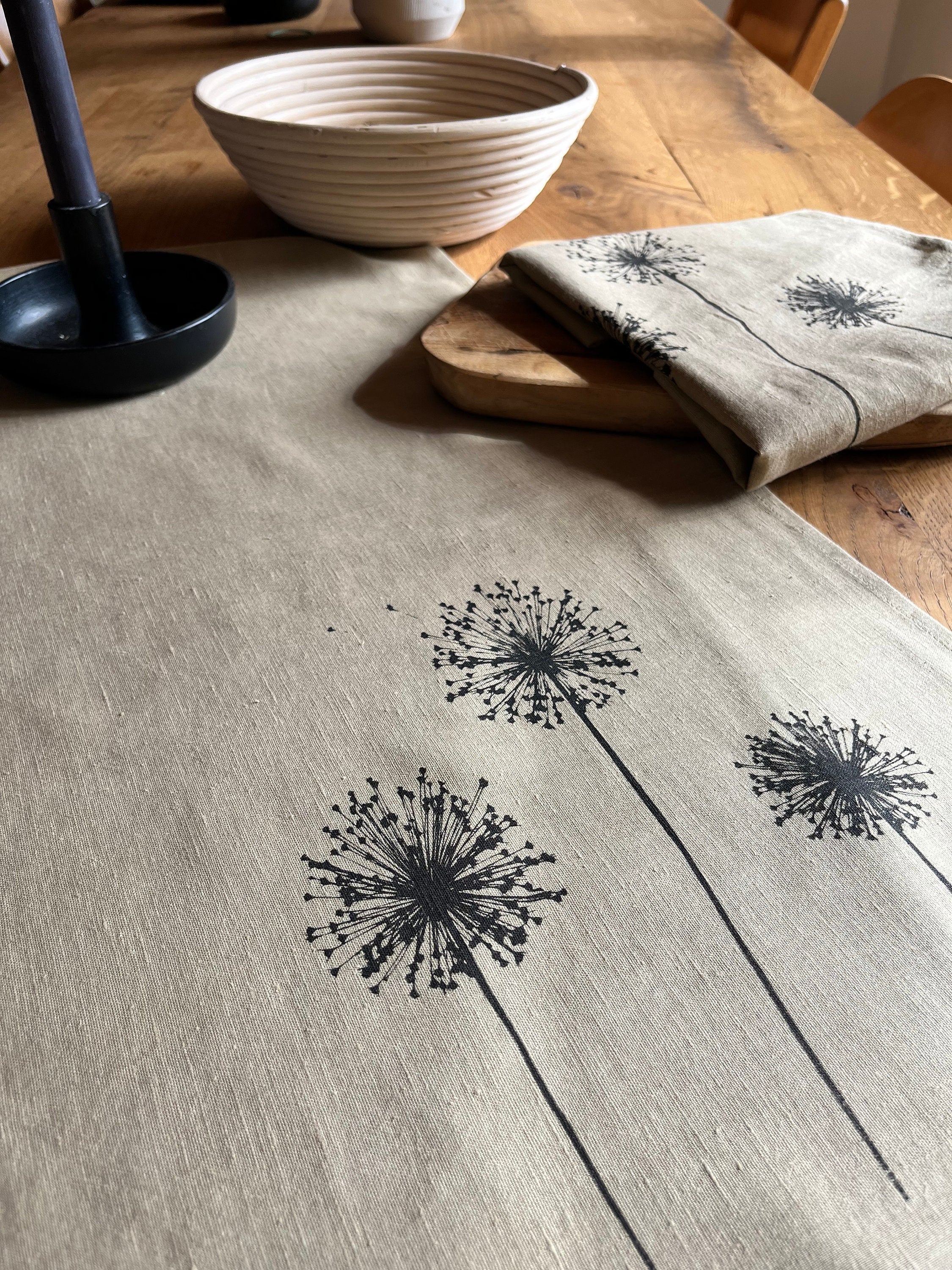 Leinen-Tischläufer natur / beige mit Gräser-/Allium-Motiv in schwarz, 100% Leinen, Siebdruck, Tischdecke, skandinavisch Wohnen