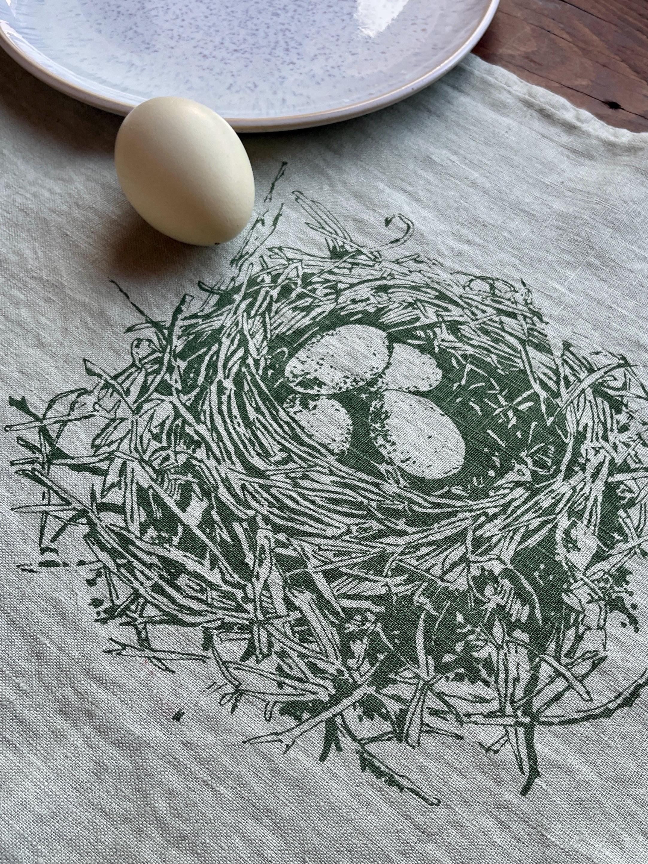 Leinen-Tischläufer grau mit Vogelnest handbedruckt, Siebdruck, nachhaltige Osterdeko für skandinavische Wohnstil-Liebhaber & Minimalisten