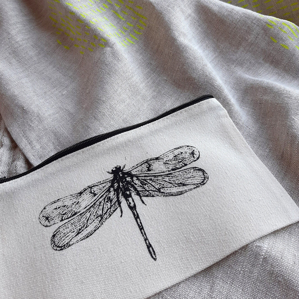 Bedrucktes Stifte-Mäppchen, Kosmetik-Täschchen in natur-weiß mit schwarzem Libellen-Motiv, Siebdruck