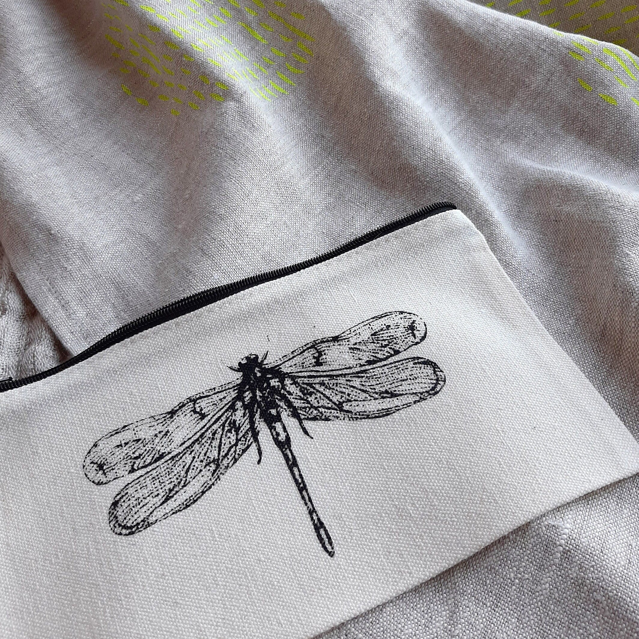 Bedrucktes Stifte-Mäppchen, Kosmetik-Täschchen in natur-weiß mit schwarzem Libellen-Motiv, Siebdruck