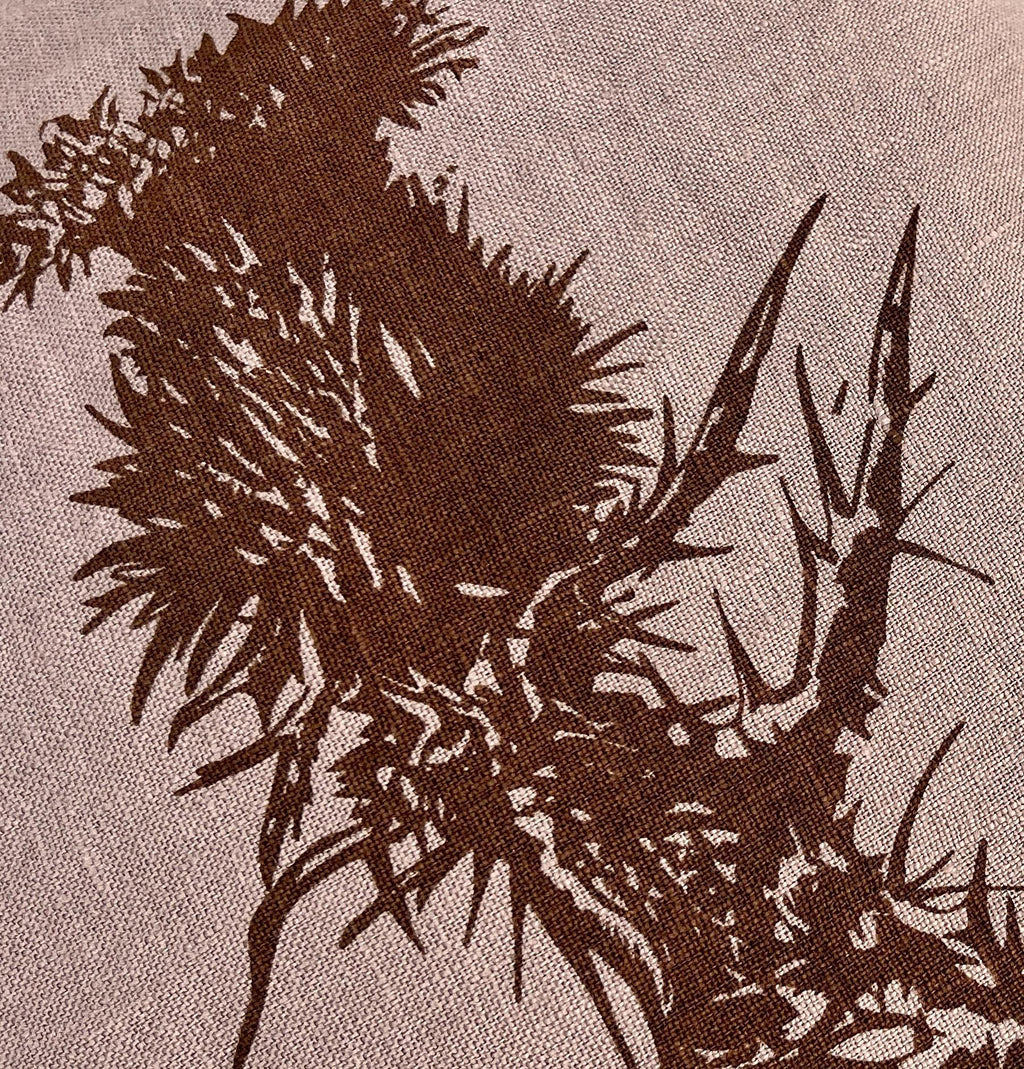 Leinen-Kissenbezug handbedruckt mit Motiv Distel, Farbe taupe, Siebdruck Handarbeit, naturinspiriertes Dekokissen, Geschenk Natur-Liebhaber