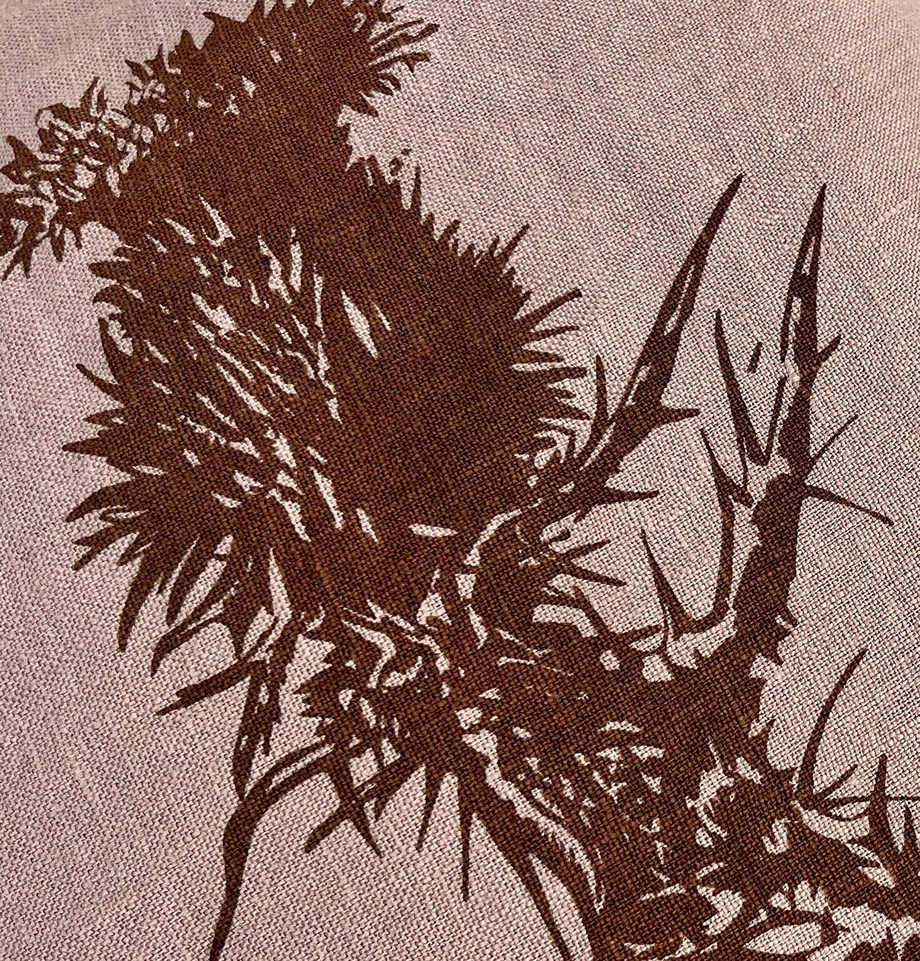 Leinen-Kissenbezug handbedruckt mit Motiv Distel, Farbe taupe, Siebdruck Handarbeit, naturinspiriertes Dekokissen, Geschenk Natur-Liebhaber