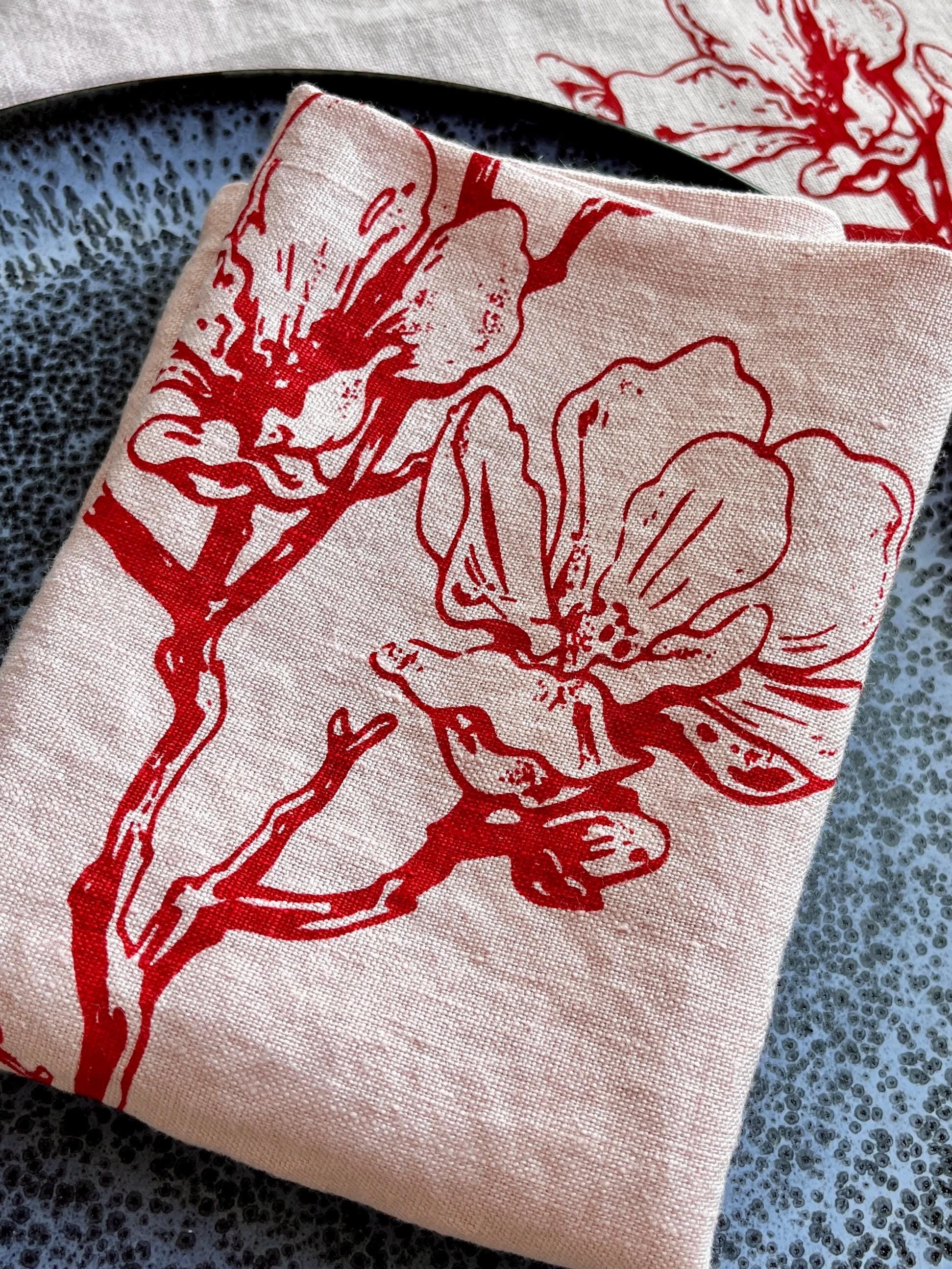 Frühlingshaftes Leinen-Geschirrtuch mit Kirschblüten – handbedruckt | Rosé & Kirschrot, Siebdruck Handarbeit | nachhaltige Küchentextilien