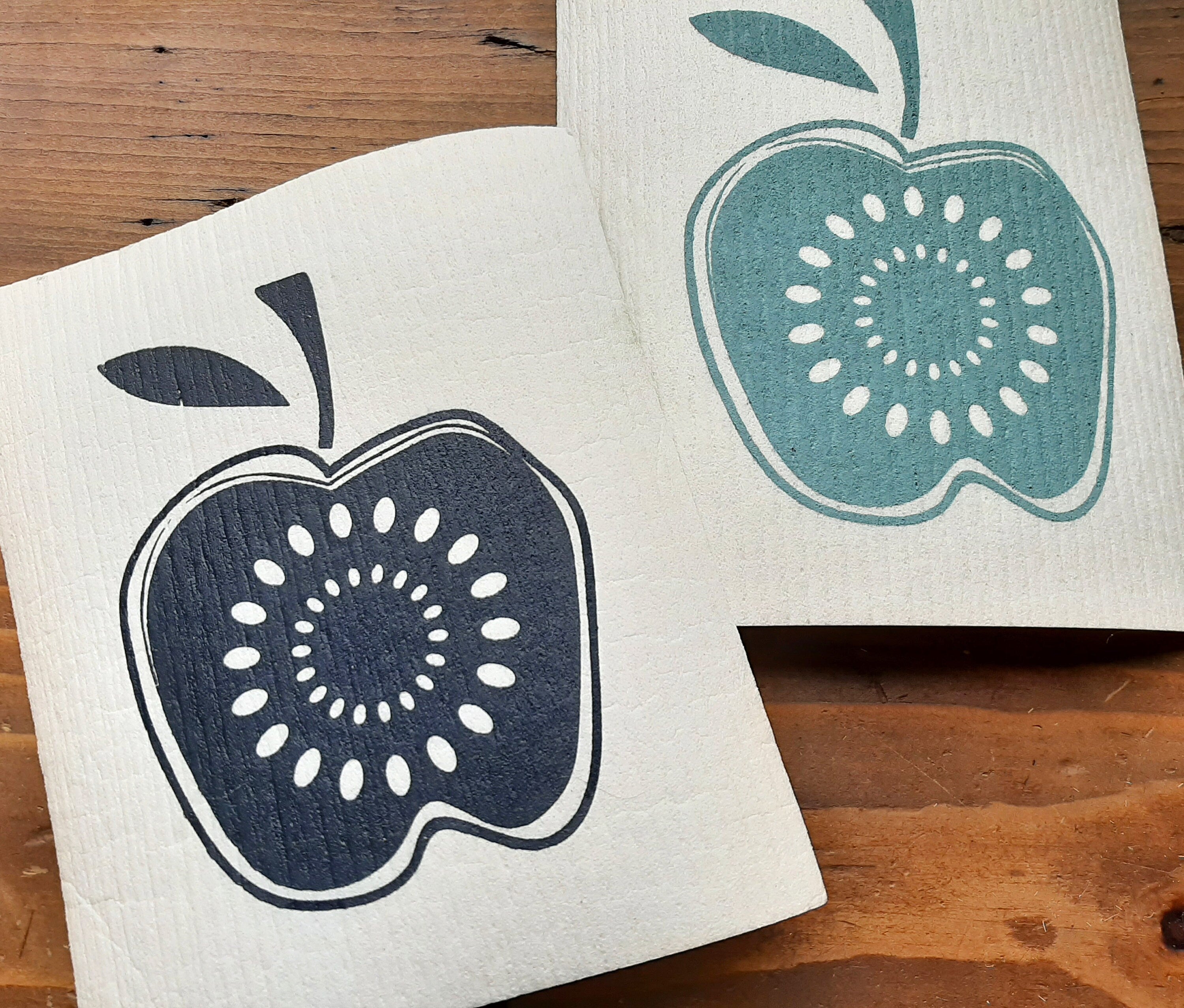 2er Set nachhaltige Schwammtücher mit Apfel-Motiv, blau / weiß, Siebdruck manuell, 70iger Jahre, waschbares Schwammtuch vegan, Retro