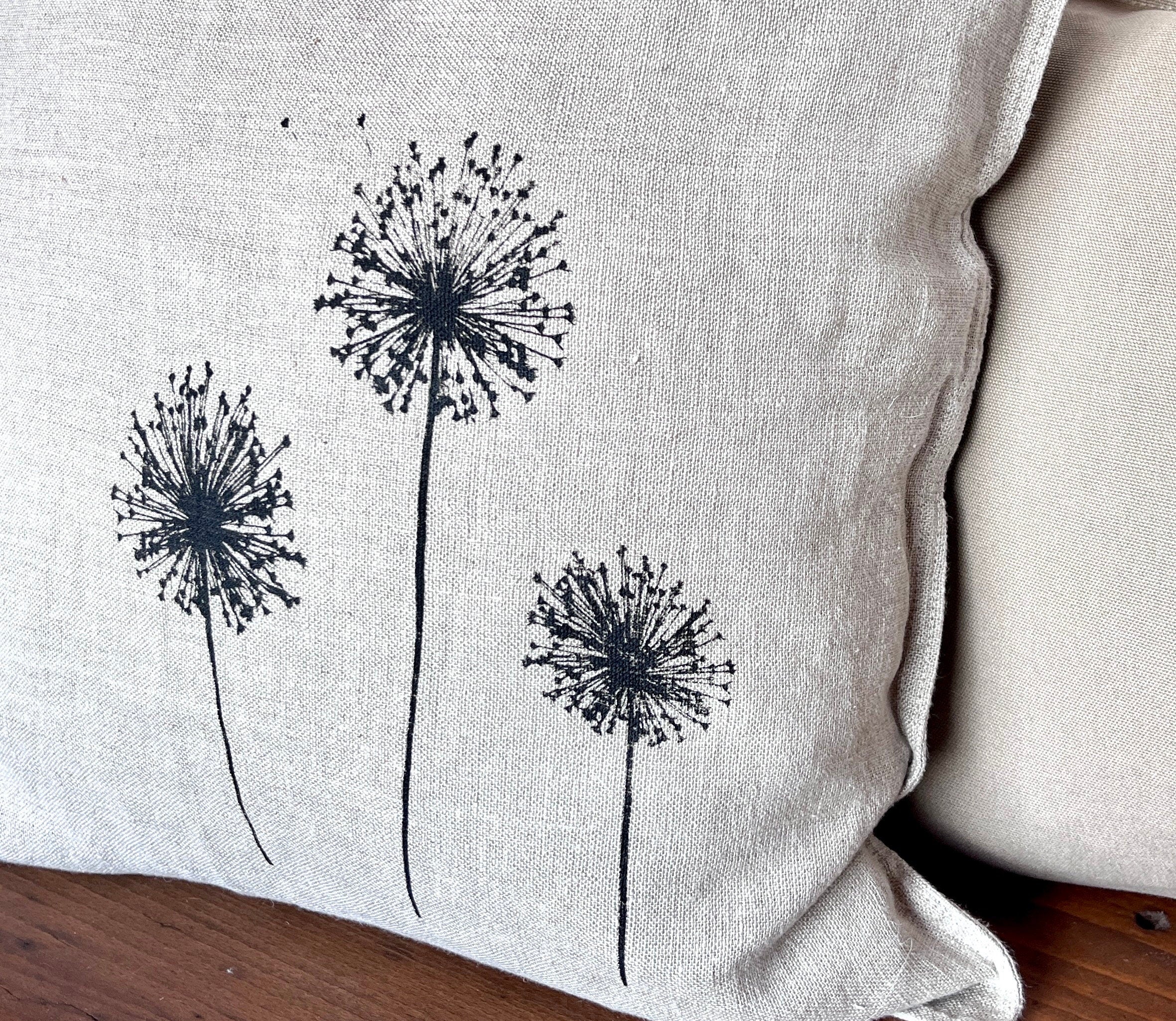 Edler Leinen-Kissenbezug natur handbedruckt mit schwarzem Allium-Motiv, Siebdruck Unikat mit zeitlosem minimalistischen Blumen-Design