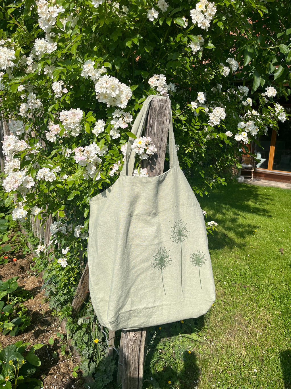 Große Leinentasche in salbeigrün | Handbedruckt im Siebdruck mit Allium / Pusteblumen | nachhaltiger Shopper für den Alltag, Markt & Strand