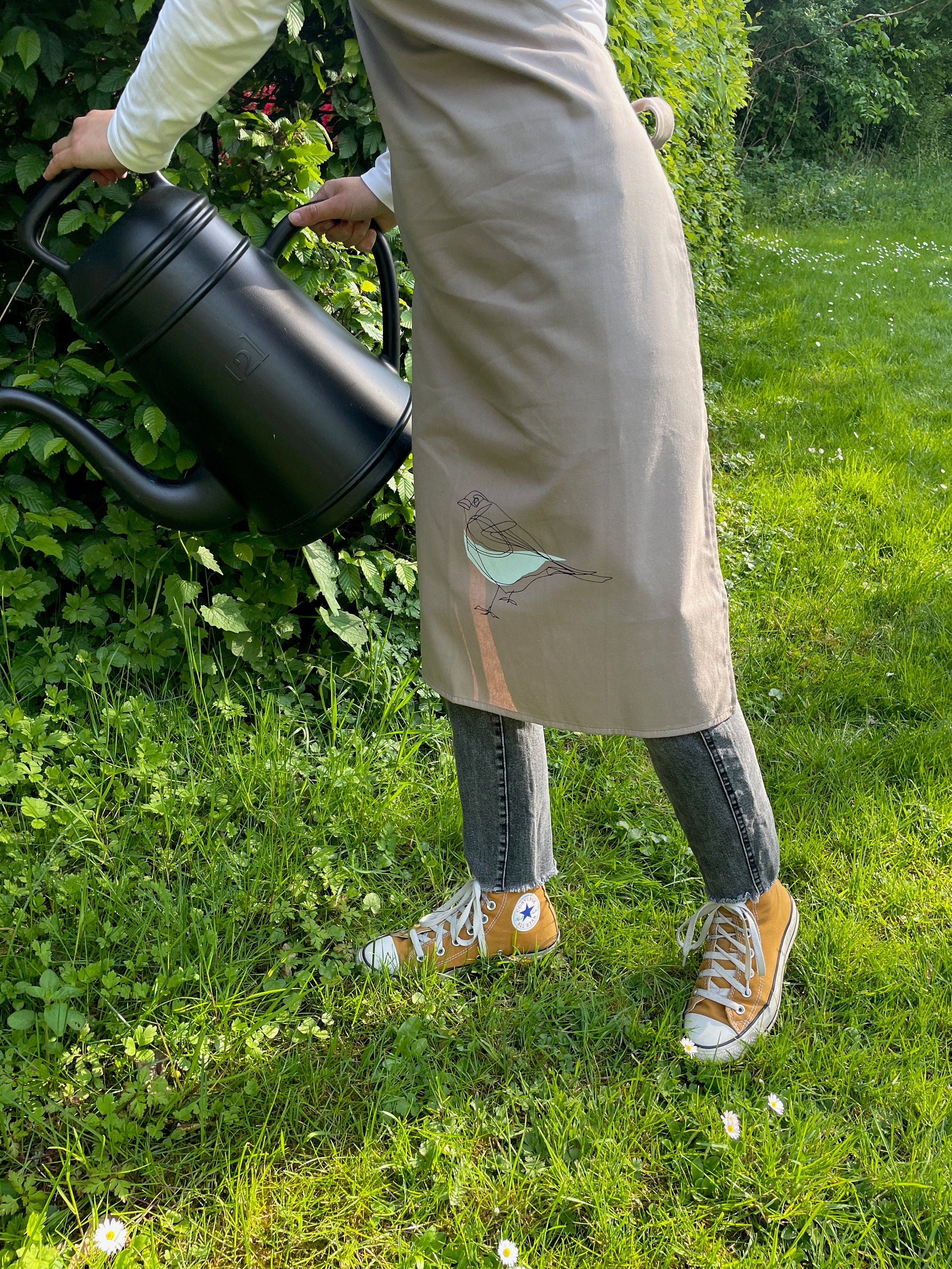 Praktische Gartenschürze aus Bio-Baumwolle mit hohem Latz, handbedruckt mit zartem Vogel, Siebdruck Unikat, Geschenk für Hobby-Gärtner