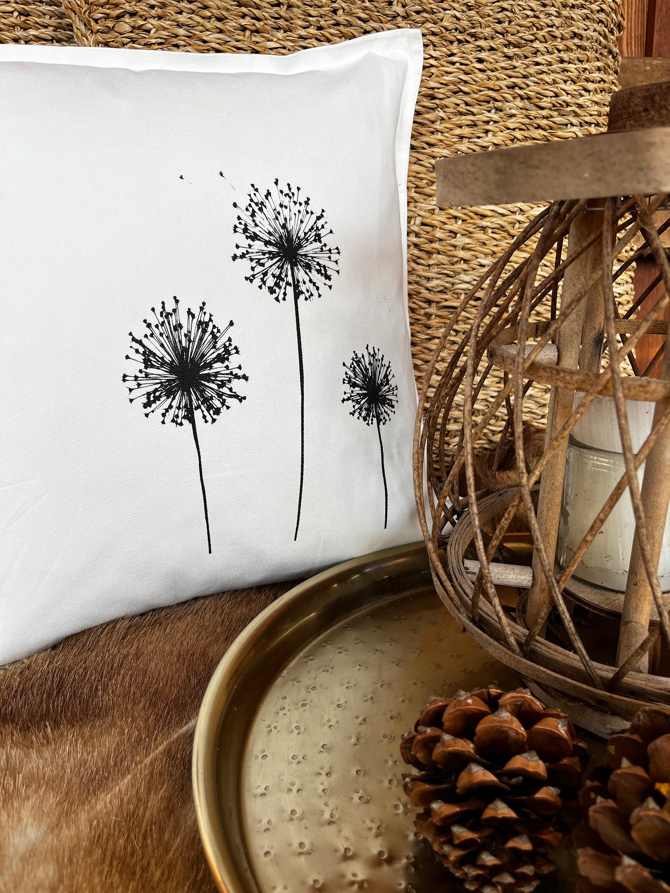 Kissenbezug Baumwolle handbedruckt mit Allium-Motiv, Siebdruck Handarbeit, minimalistisch modernes Kissen, Frühlingsdeko für Wohnzimmer