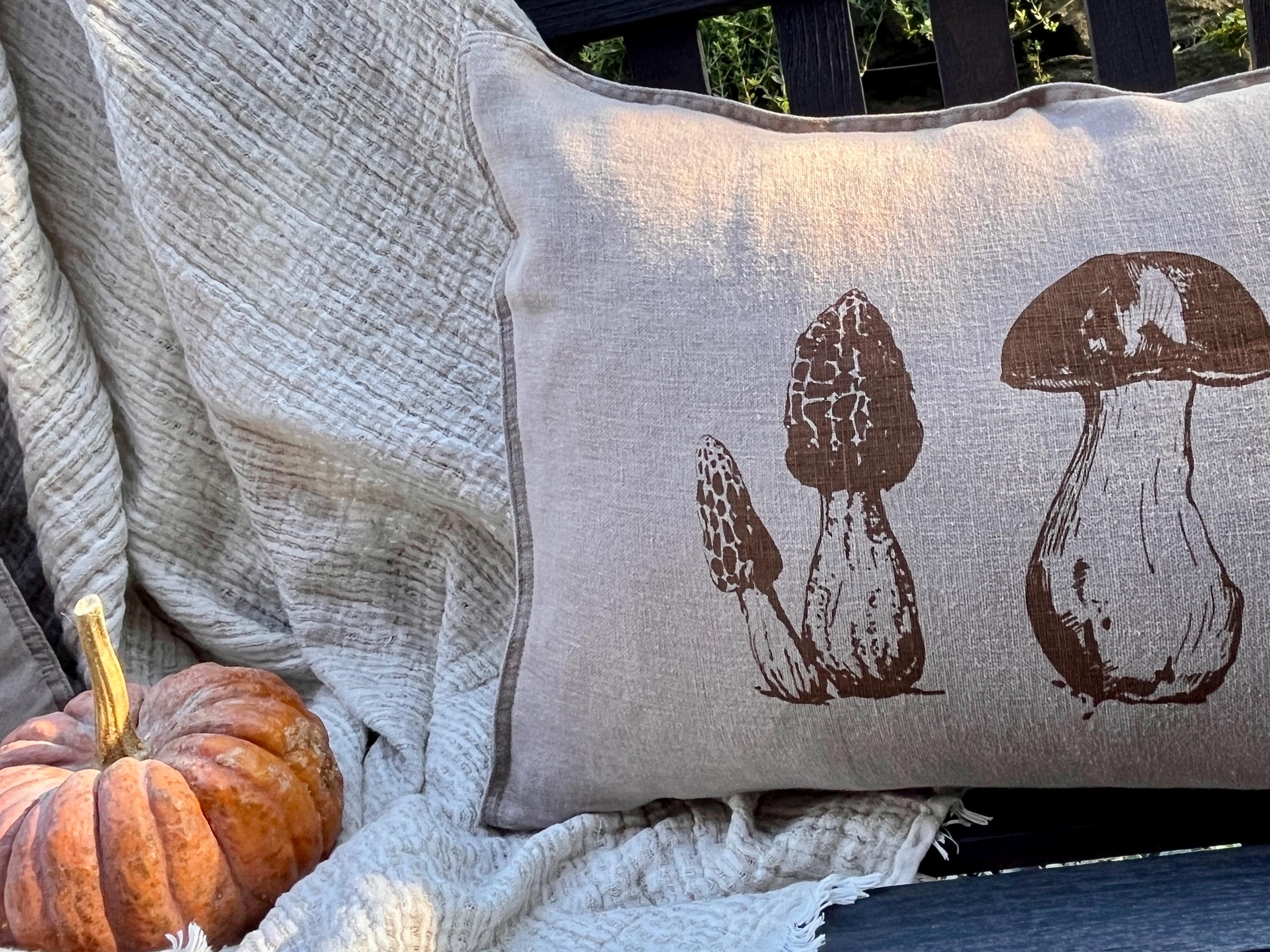 Handbedruckter Leinen-Kissenbezug in taupe mit Pilz-Motiv, Kissenhülle aus 100% Leinen, Siebdruck, besonderes Geschenk für Pilze-Sammler