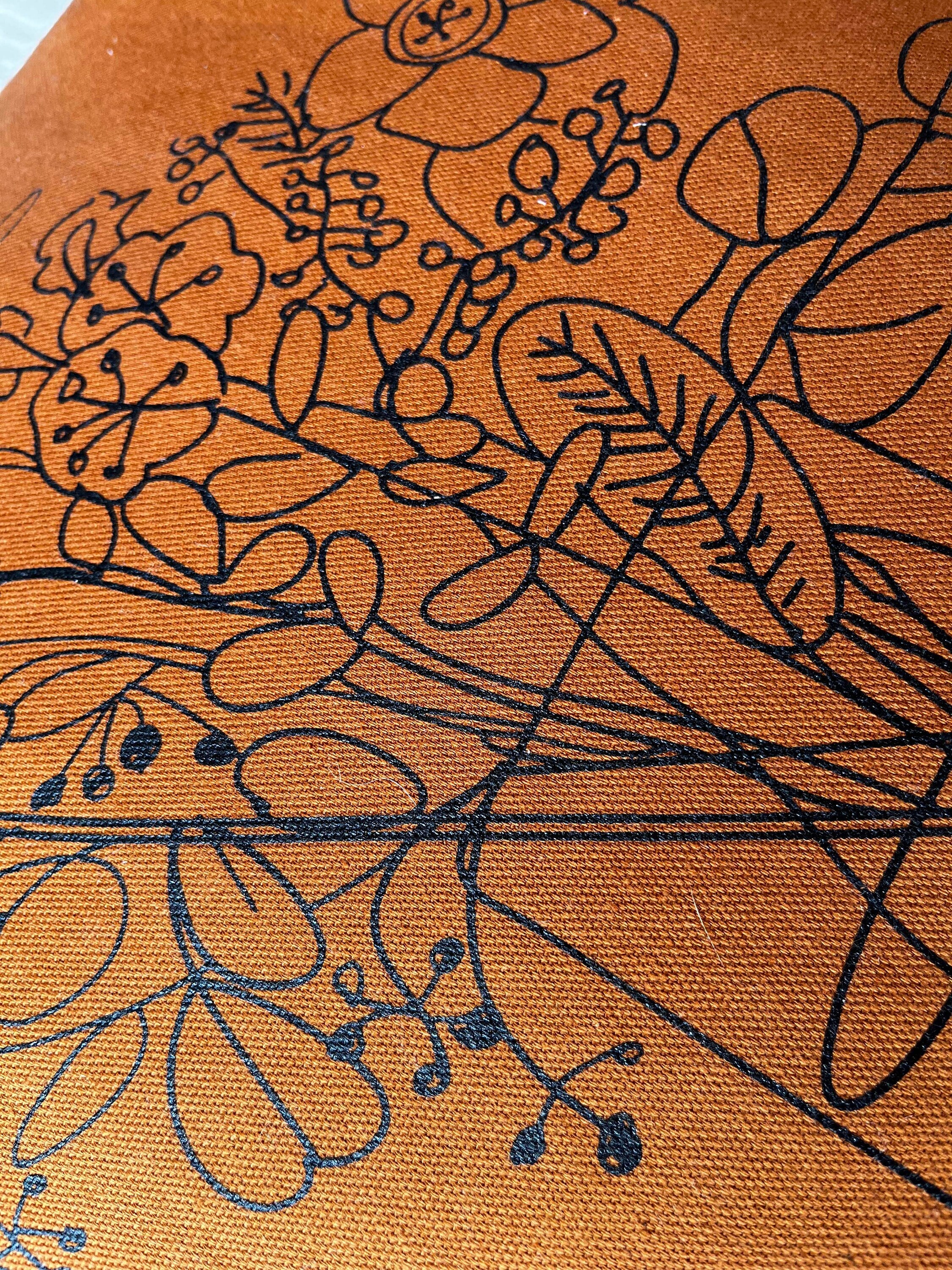 Minimalistischer Kissenbezug „Blumen-Vase“, rostbraun / schwarz, Siebdruck, Kissenhülle Baumwolle von Hand bedruckt, Kissen 50 x 50 cm