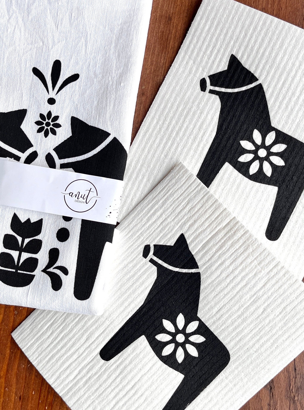 2er Set nachhaltige Schwammtücher mit schwarzem Dala-Pferd, skandinavisches Design, vegan, Spültuch waschbar, Siebdruck manuell