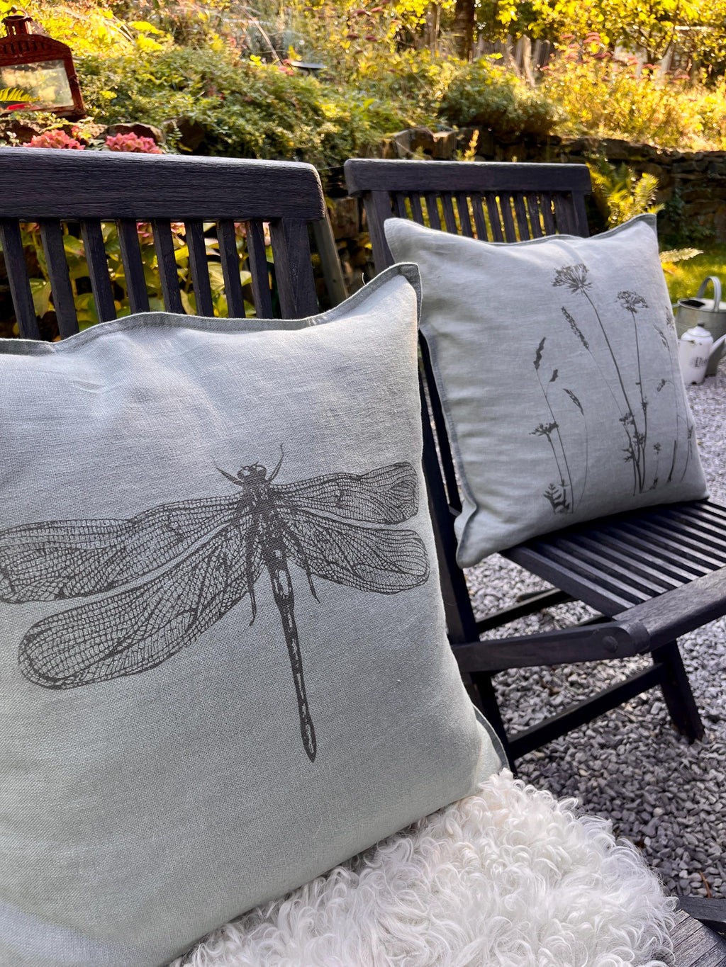 Kissenbezug 100 % Leinen Motiv Libelle, Siebdruck, Kissenhülle / Kissen 50 x 50 cm salbeigrün, Wohndekoration Frühling / Sommer nachhaltig