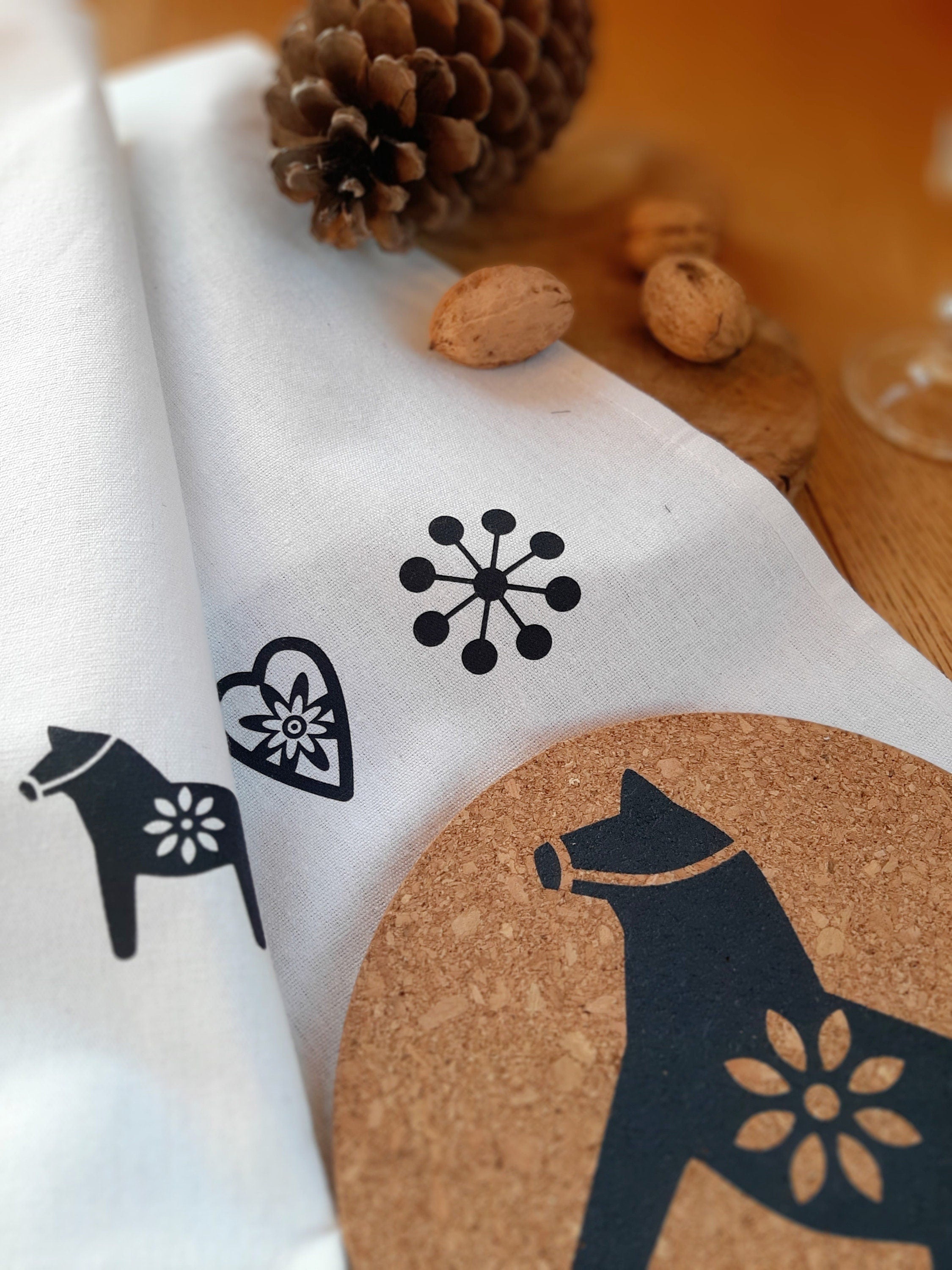 Topfuntersetzer aus Kork | Handbedruckt mit Dala-Pferd | Siebdruck | Skandinavisches Küchenaccessoires | Geschenk für Pferde-Liebhaber