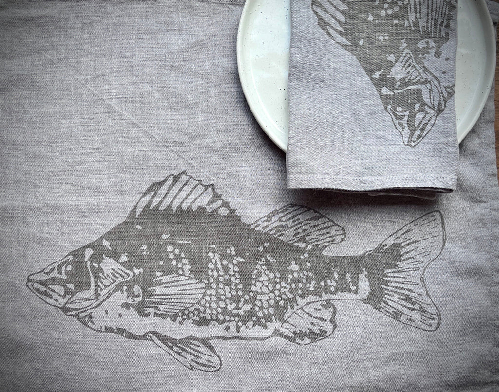 2er Set Leinen-Tischsets in grau mit Fisch-Motiv, Siebdruck Unikat, Wohn-Deko Esstisch, skandinavisch, maritime Wohndekoration