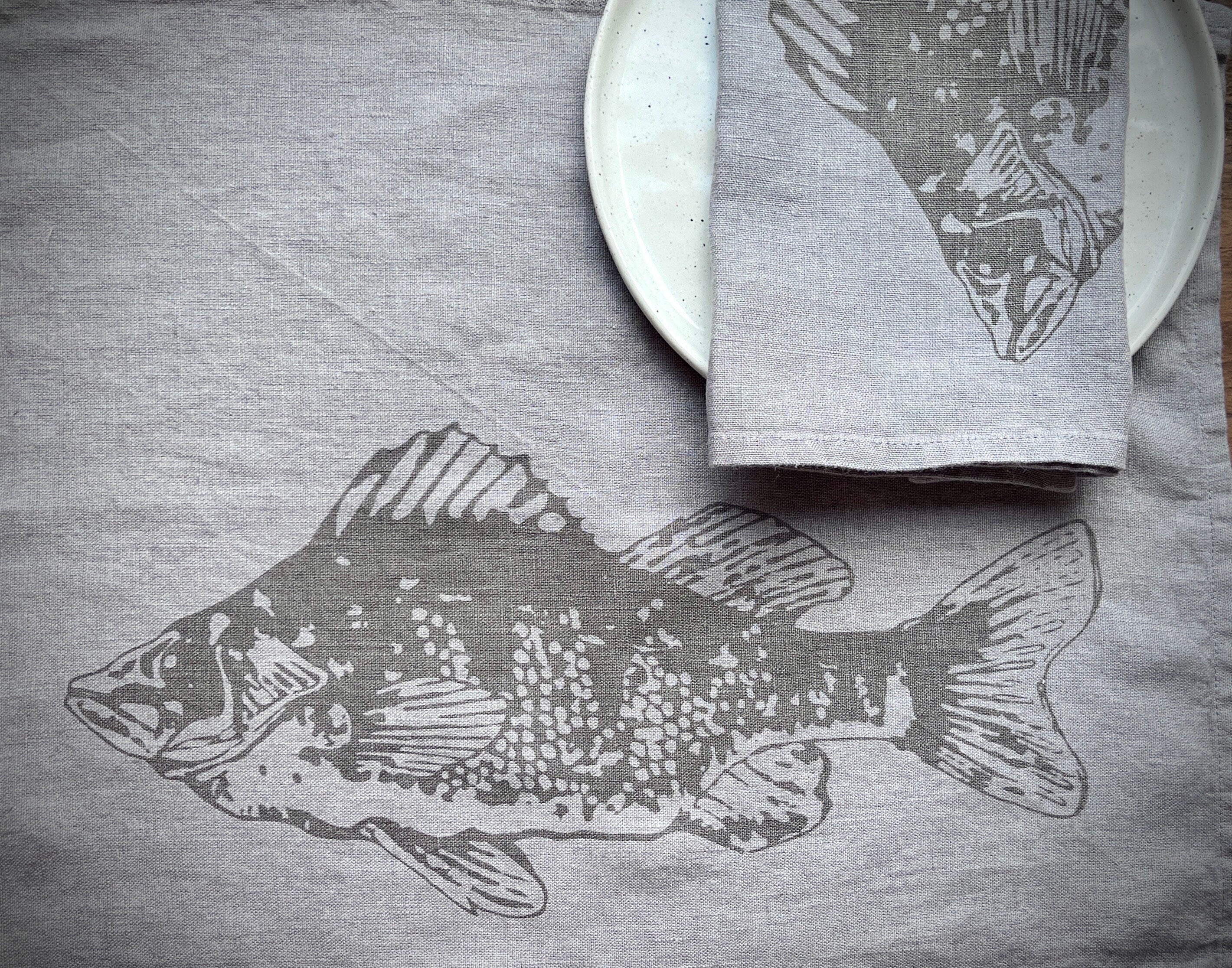 2er Set Leinen-Tischsets in grau mit Fisch-Motiv, Siebdruck Unikat, Wohn-Deko Esstisch, skandinavisch, maritime Wohndekoration