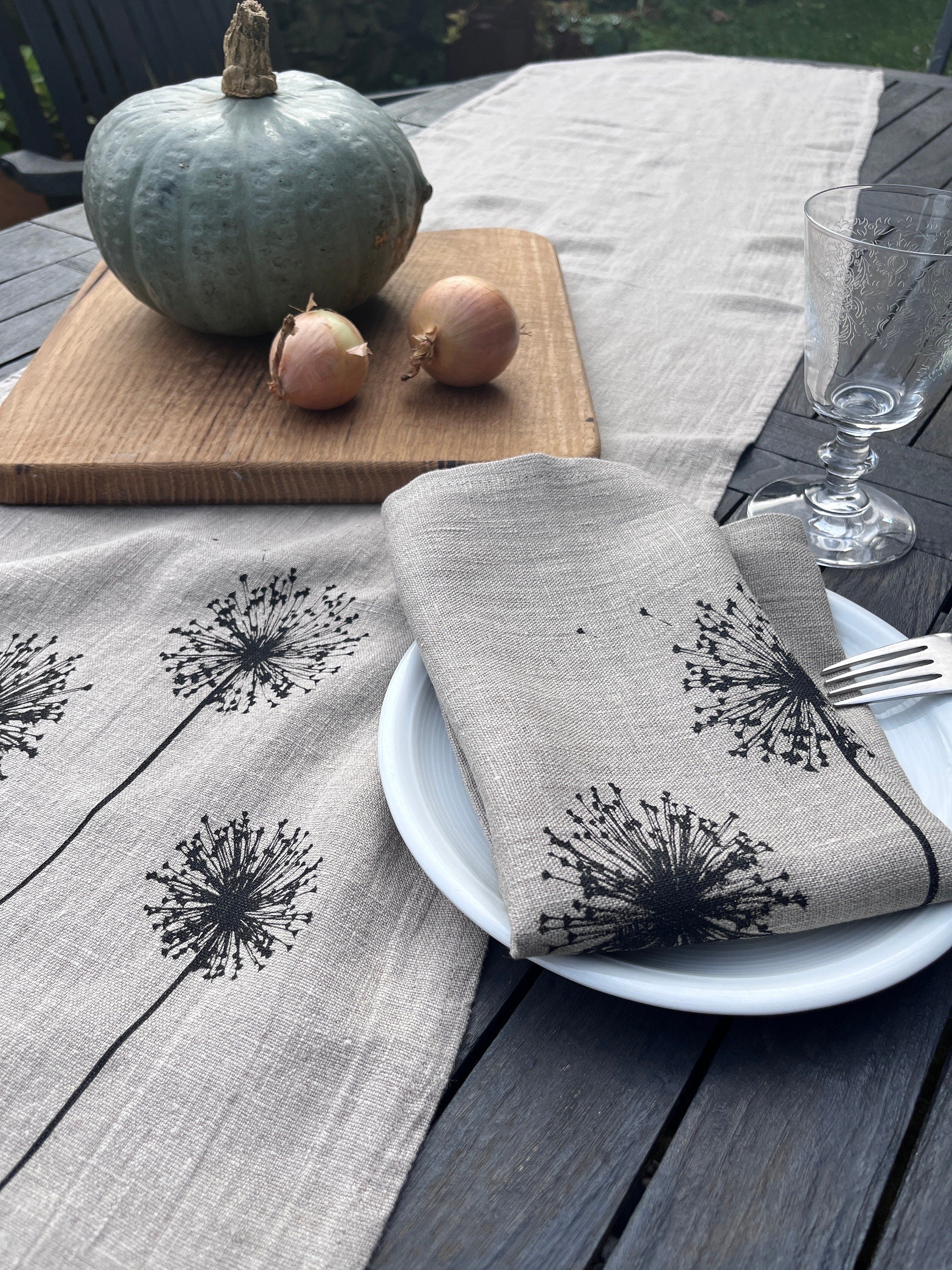 2 Leinen Stoff-Servietten mit Allium-/ Pusteblumen-Motiv handbedruckt, natürliche Tischdeko Leinen, Siebdruck, skandinavischer Wohnstil