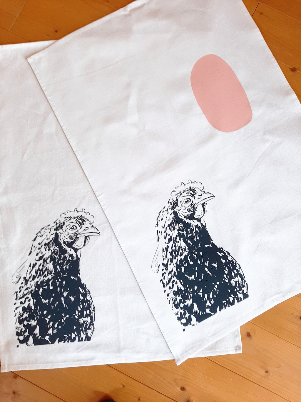 Bedrucktes weißes Geschirrtuch mit Huhn / Henne Motiv, blau / rosa, Siebdruck, Landhaus, Halbleinen,  Frühlings-Deko Küche, Tischläufer