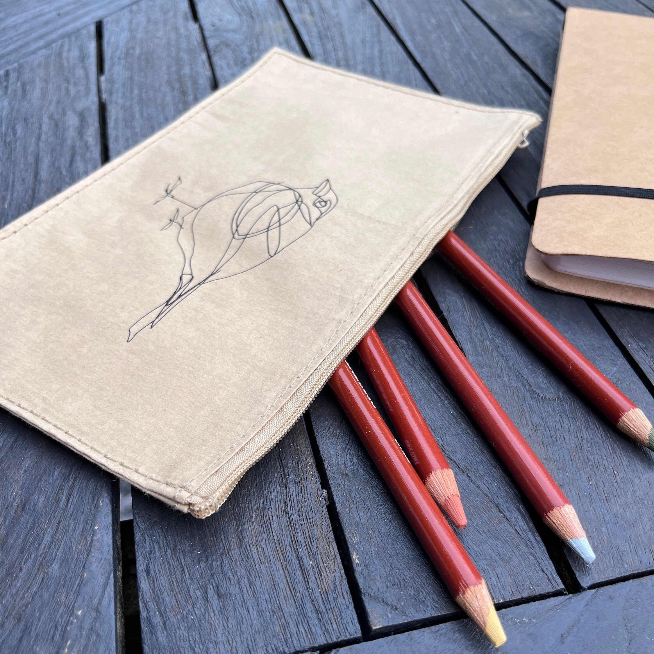 Bedrucktes nachhaltiges Stifte-Mäppchen aus Kraftpapier mit zartem, puristischen Spatz-Motiv, schwarz / natur, Stifte Etui Siebdruck