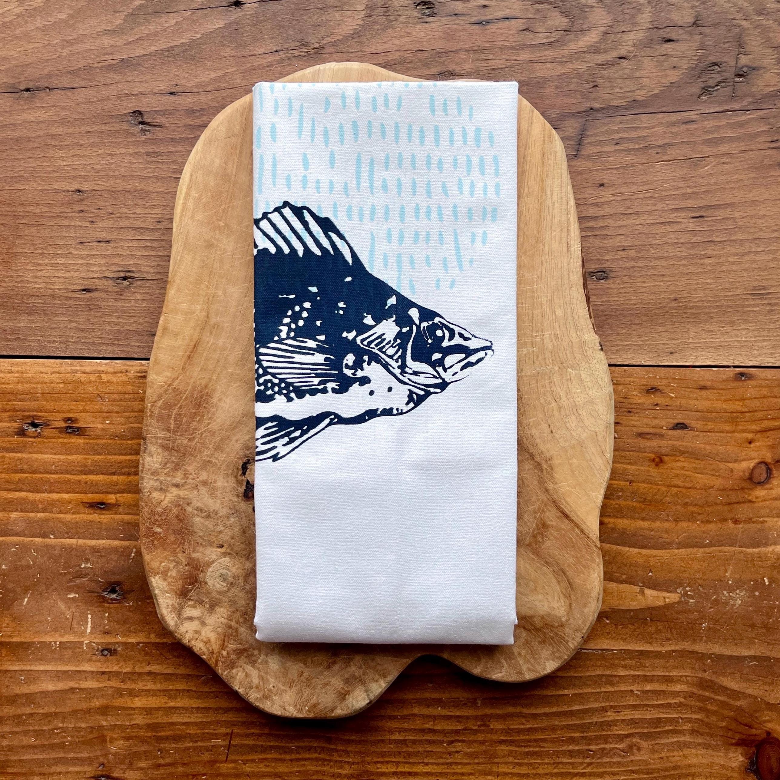 Bedrucktes weißes Geschirrtuch mit Fisch-Motiv, blau/salbei, Halbleinen, Siebdruck, Landhausstil, Tischläufer maritim, Tischdecke