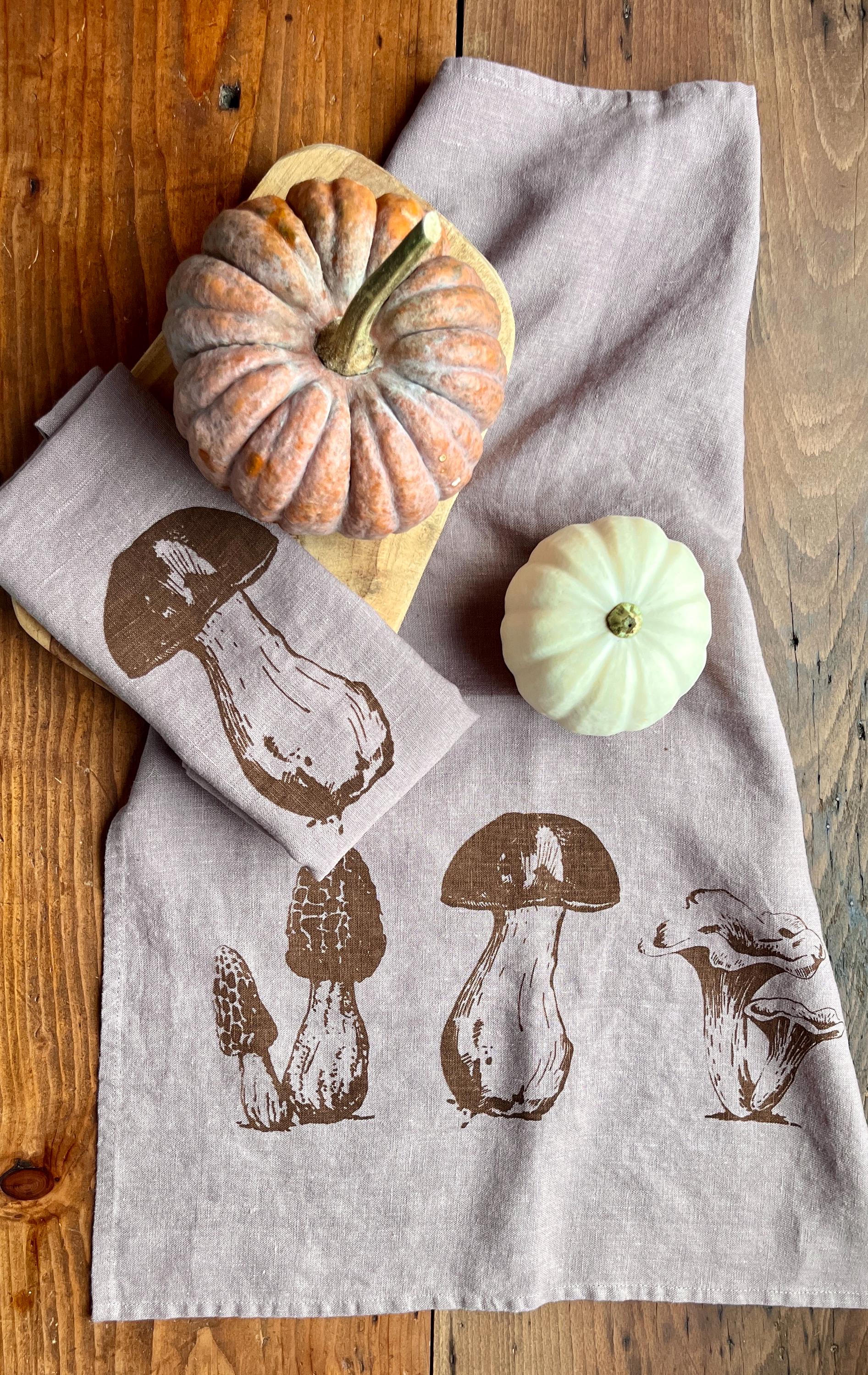 Leinen-Geschirrtuch „Pilze“ Farbe Brombeere, Siebdruck, nachhaltiges, vorgewaschenes Leinen von Hand bedruckt, Küchenhandtuch Herbst-Motiv