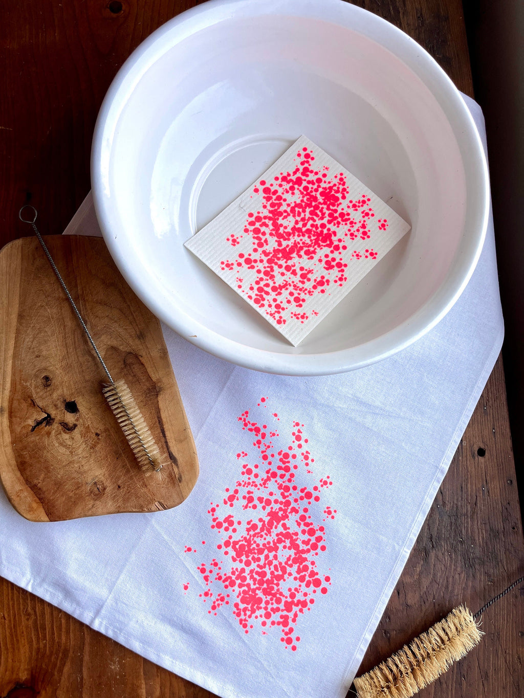Set Geschirrtuch + Schwammtuch in Neon-rot bedruckt, Siebdruck, Neon Trend, Geschenk für Skandinavien Fan, moderne Küchentücher