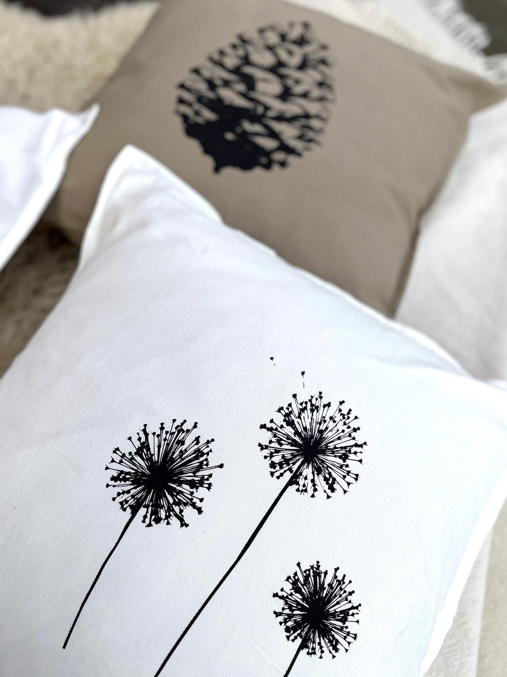 Kissenbezug Baumwolle handbedruckt mit Allium-Motiv, Siebdruck Handarbeit, minimalistisch modernes Kissen, Frühlingsdeko für Wohnzimmer