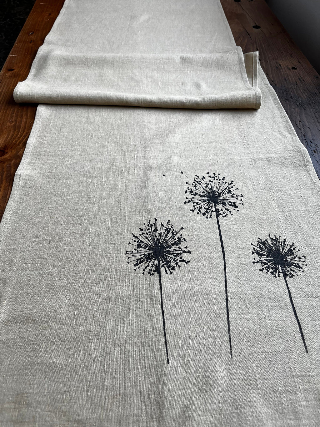 Leinen-Tischläufer natur / beige mit Gräser-/Allium-Motiv in schwarz, 100% Leinen, Siebdruck, Tischdecke, skandinavisch Wohnen