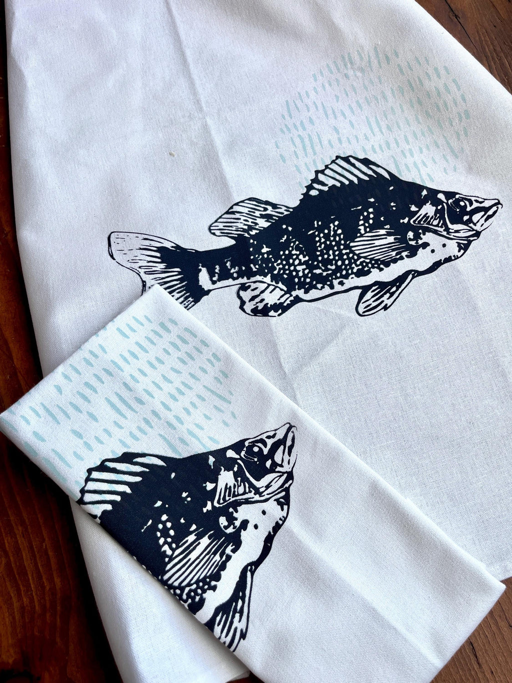 Bedrucktes weißes Geschirrtuch mit Fisch-Motiv, blau/salbei, Halbleinen, Siebdruck, Landhausstil, Tischläufer maritim, Tischdecke