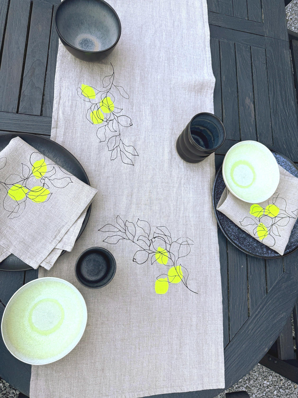 Handbedruckter Leinen-Tischläufer Natur | Zitronen-Motiv in Schwarz & Neongelb | Sommerdeko | Siebdruck | Mediterraner Stil