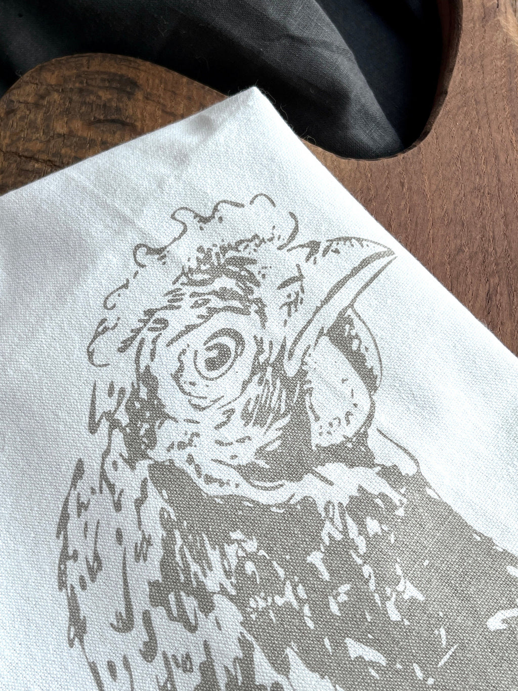Bedrucktes weißes Geschirrtuch mit Huhn Illustration in grau, Siebdruck Henne, Küchen-Deko, Tischläufer Landhaus, Küchentuch Halbleinen
