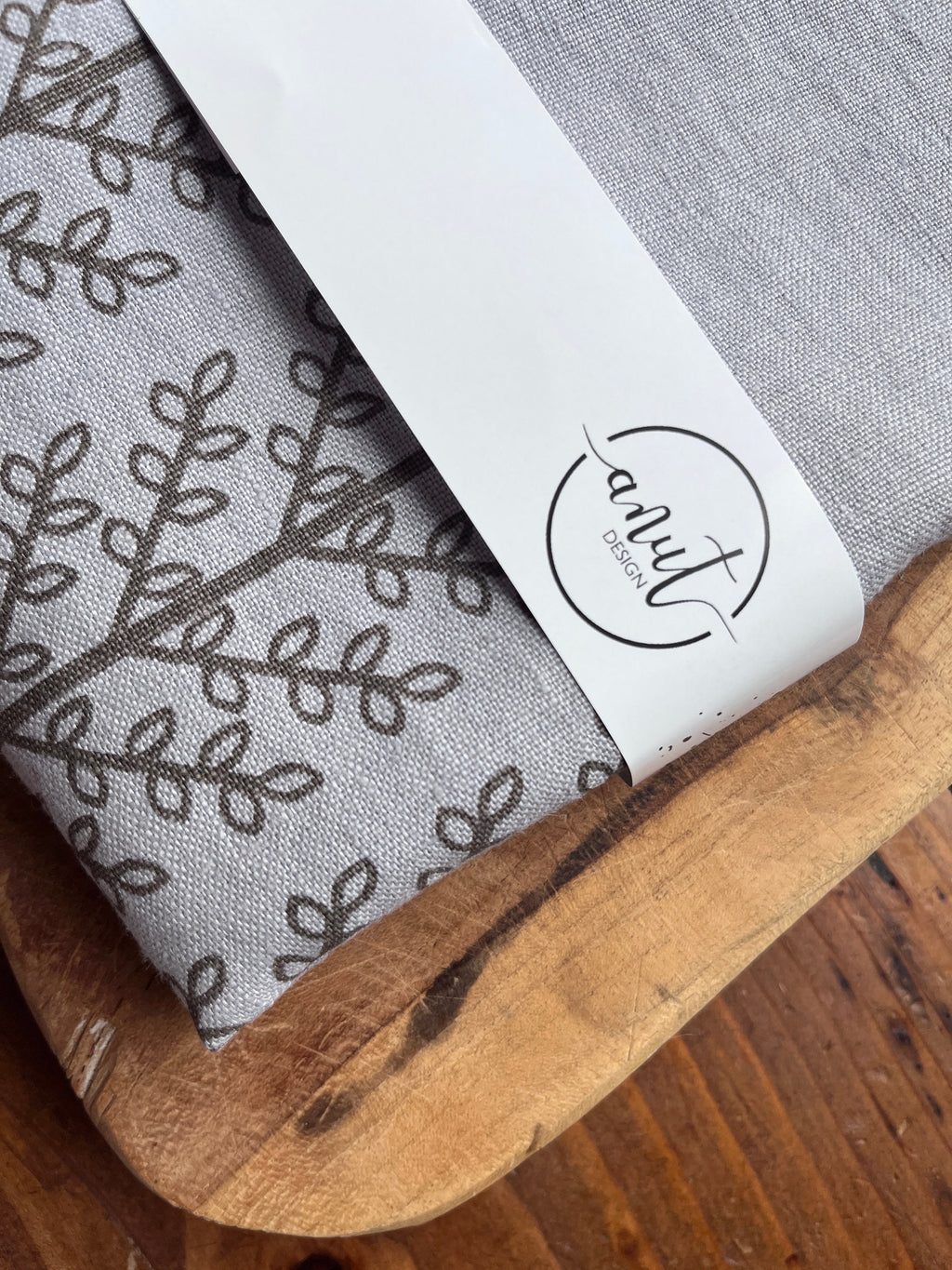 Leinen-Geschirrtuch in hellgrau mit skandinavischen Design, Siebdruck, Küchen-Handtuch / kleiner Tischläufer, Schwedische Küchendeko