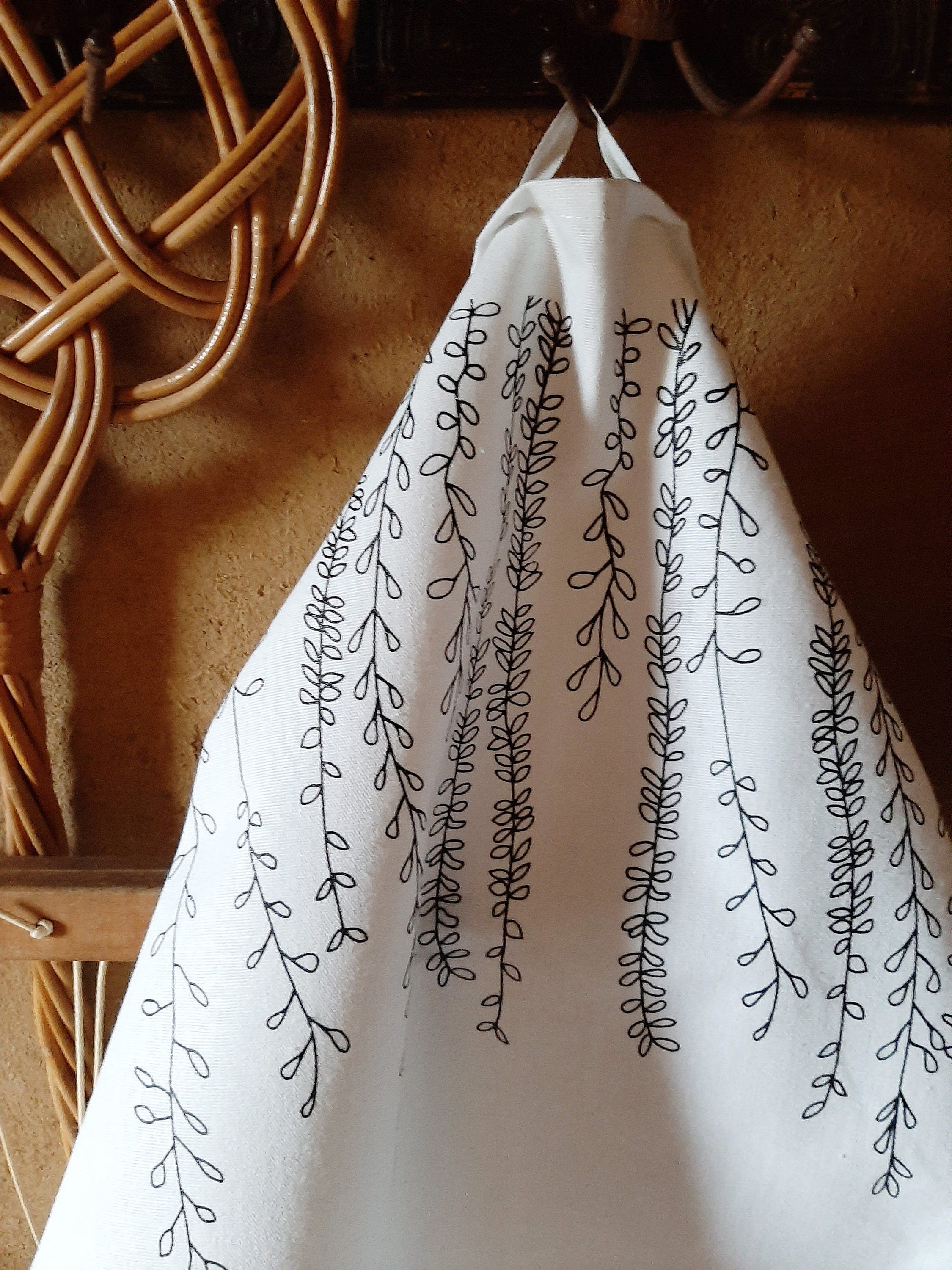 Geschirrtuch Halbleinen von Hand bedruckt mit Ranken, skandinavisches Wohndesign, Siebdruck Handarbeit, Geschenk Skandinavien Liebhaber
