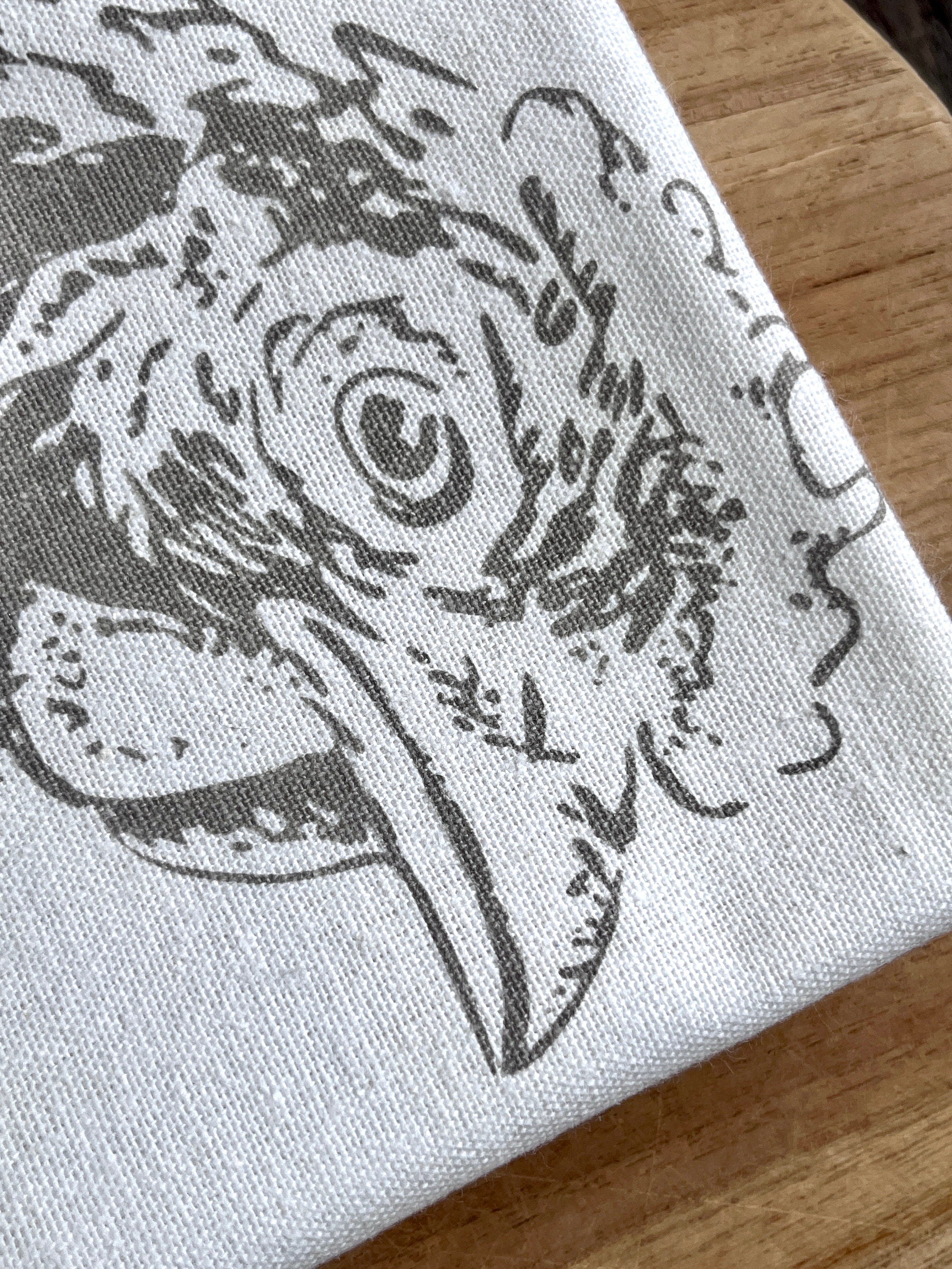 Bedrucktes weißes Geschirrtuch mit Huhn Illustration in grau, Siebdruck Henne, Küchen-Deko, Tischläufer Landhaus, Küchentuch Halbleinen