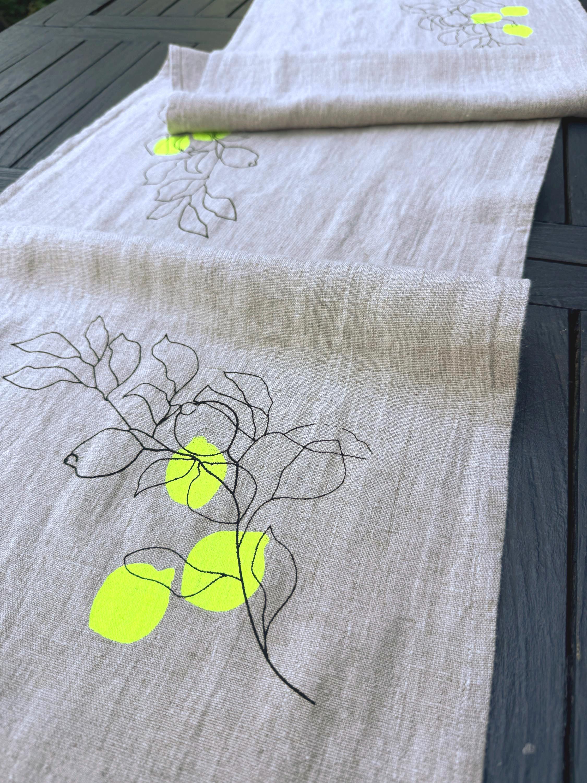 Handbedruckter Leinen-Tischläufer Natur | Zitronen-Motiv in Schwarz & Neongelb | Sommerdeko | Siebdruck | Mediterraner Stil