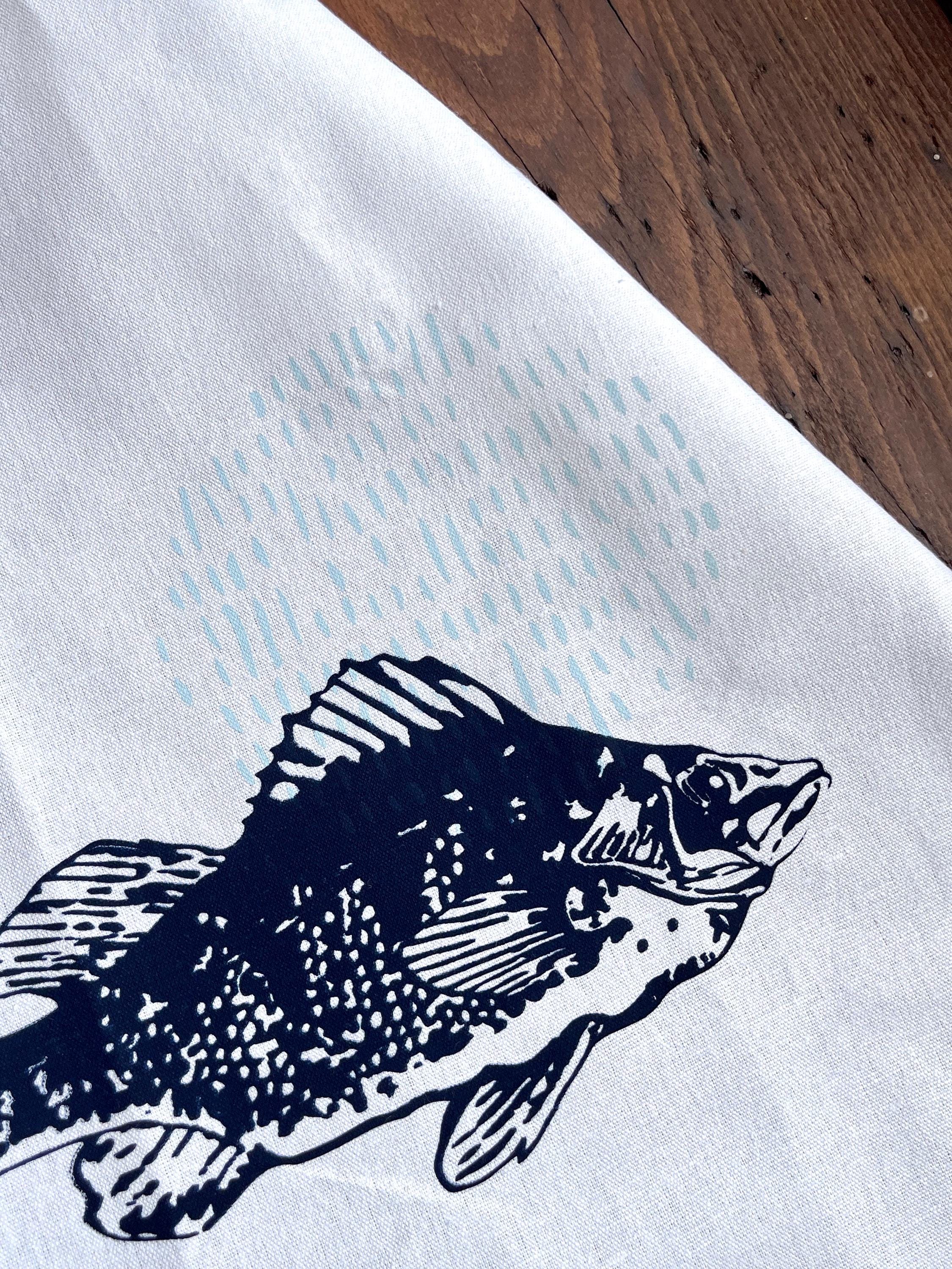 Bedrucktes weißes Geschirrtuch mit Fisch-Motiv, blau/salbei, Halbleinen, Siebdruck, Landhausstil, Tischläufer maritim, Tischdecke