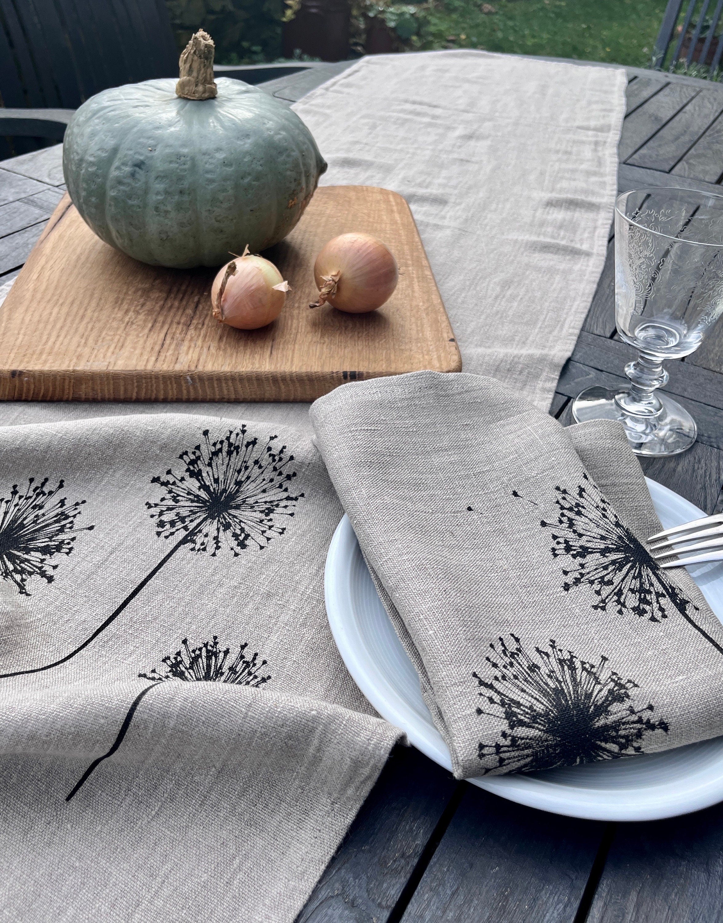 Leinen-Tischläufer natur / beige mit Gräser-/Allium-Motiv in schwarz, 100% Leinen, Siebdruck, Tischdecke, skandinavisch Wohnen