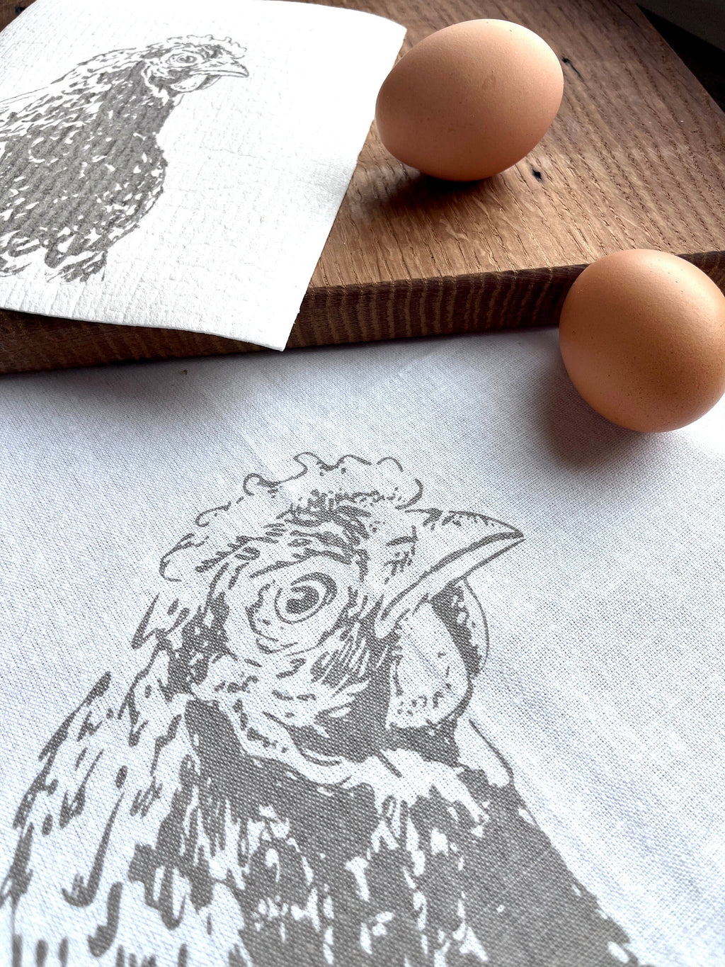 Bedrucktes weißes Geschirrtuch mit Huhn Illustration in grau, Siebdruck Henne, Küchen-Deko, Tischläufer Landhaus, Küchentuch Halbleinen