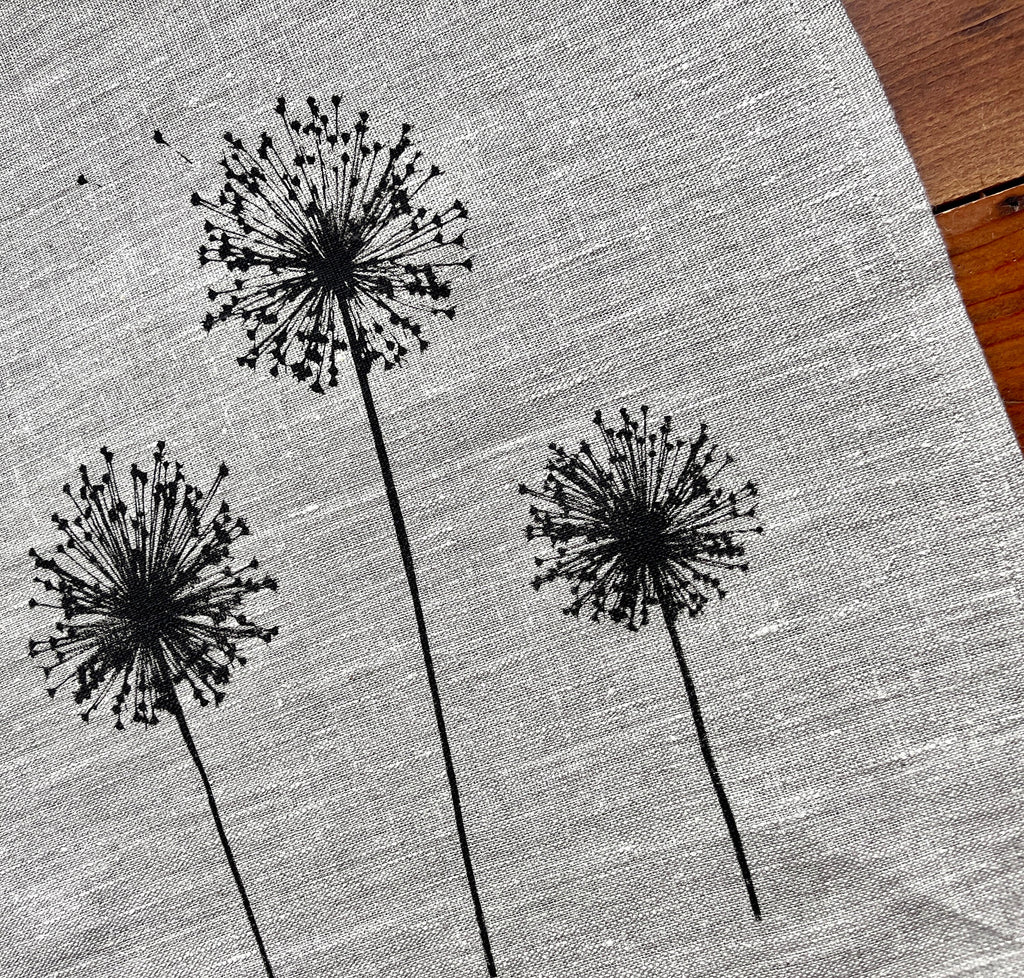 2 Leinen Stoff-Servietten mit Allium-/ Pusteblumen-Motiv handbedruckt, natürliche Tischdeko Leinen, Siebdruck, skandinavischer Wohnstil