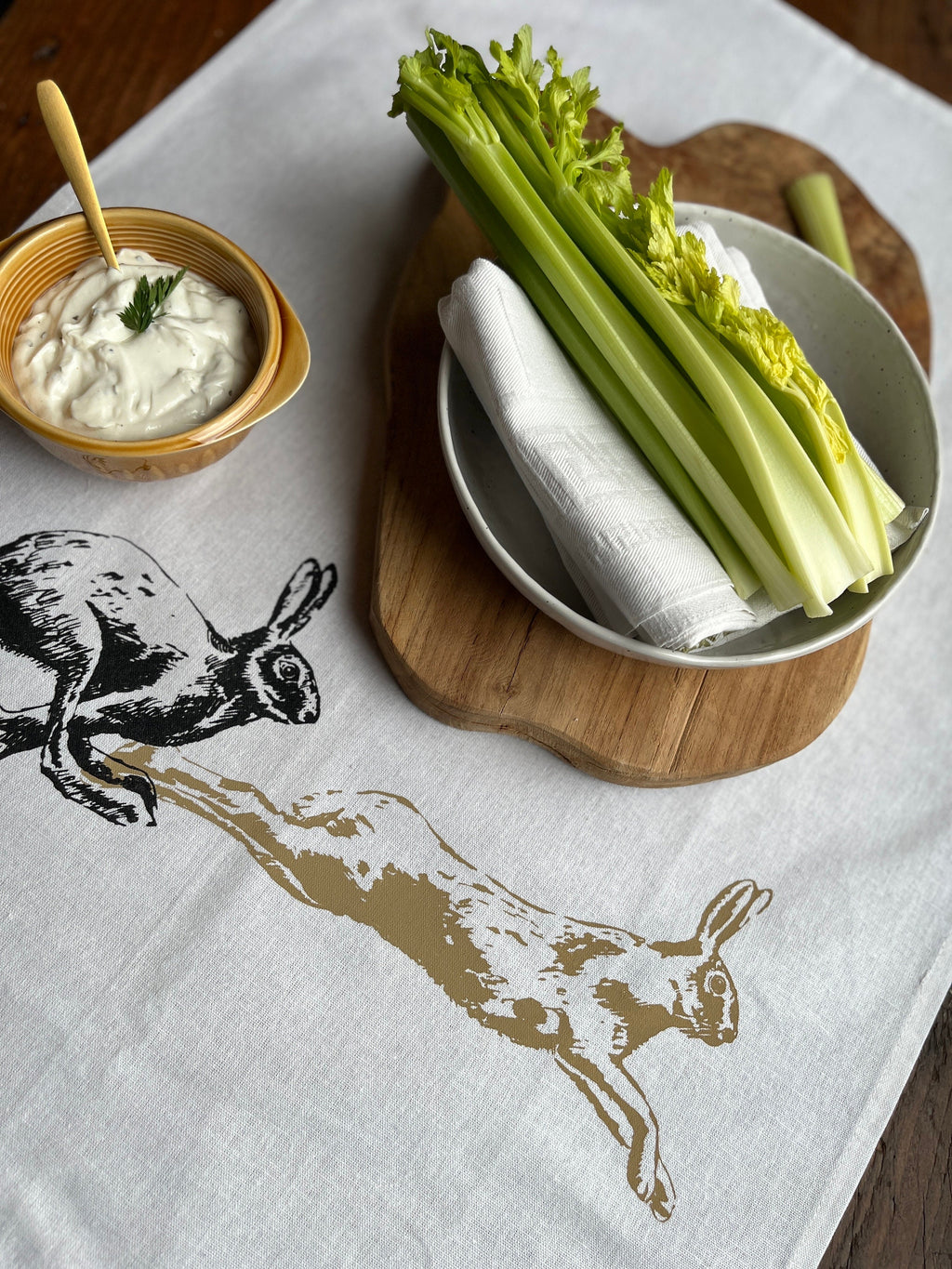 Geschirrtuch Halbleinen mit Hasen, handbedruckt, Tischläufer / Tischdecke Osterdeko, Geschenk Ostern, Küchentuch Siebdruck