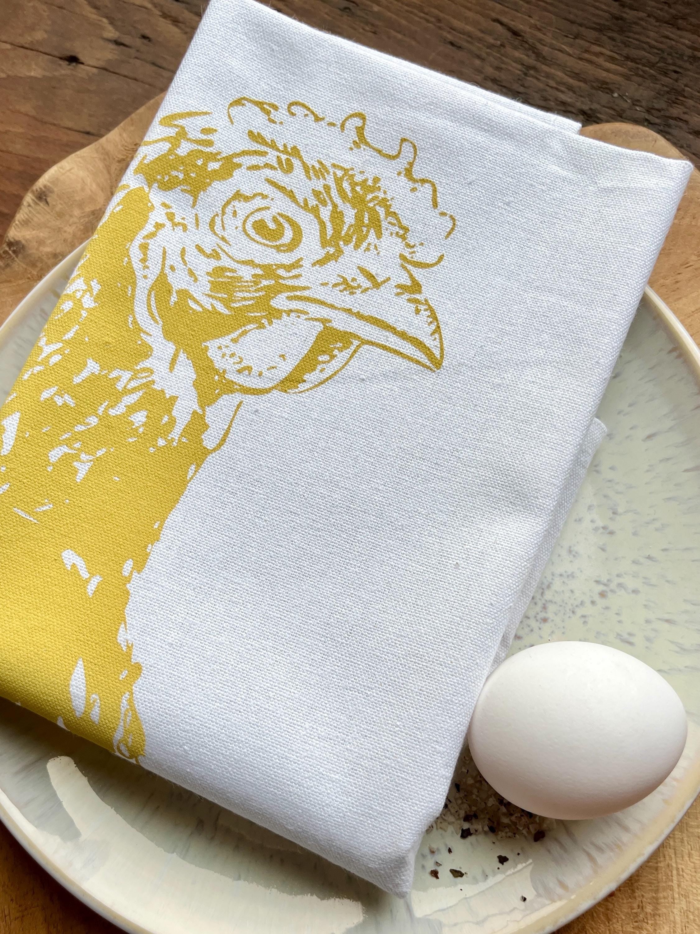 Handbedrucktes Geschirrtuch in weiß mit Huhn Illustration aus Halbleinen, einzigartige Siebdruck Handarbeit, Geschenk für Ostern