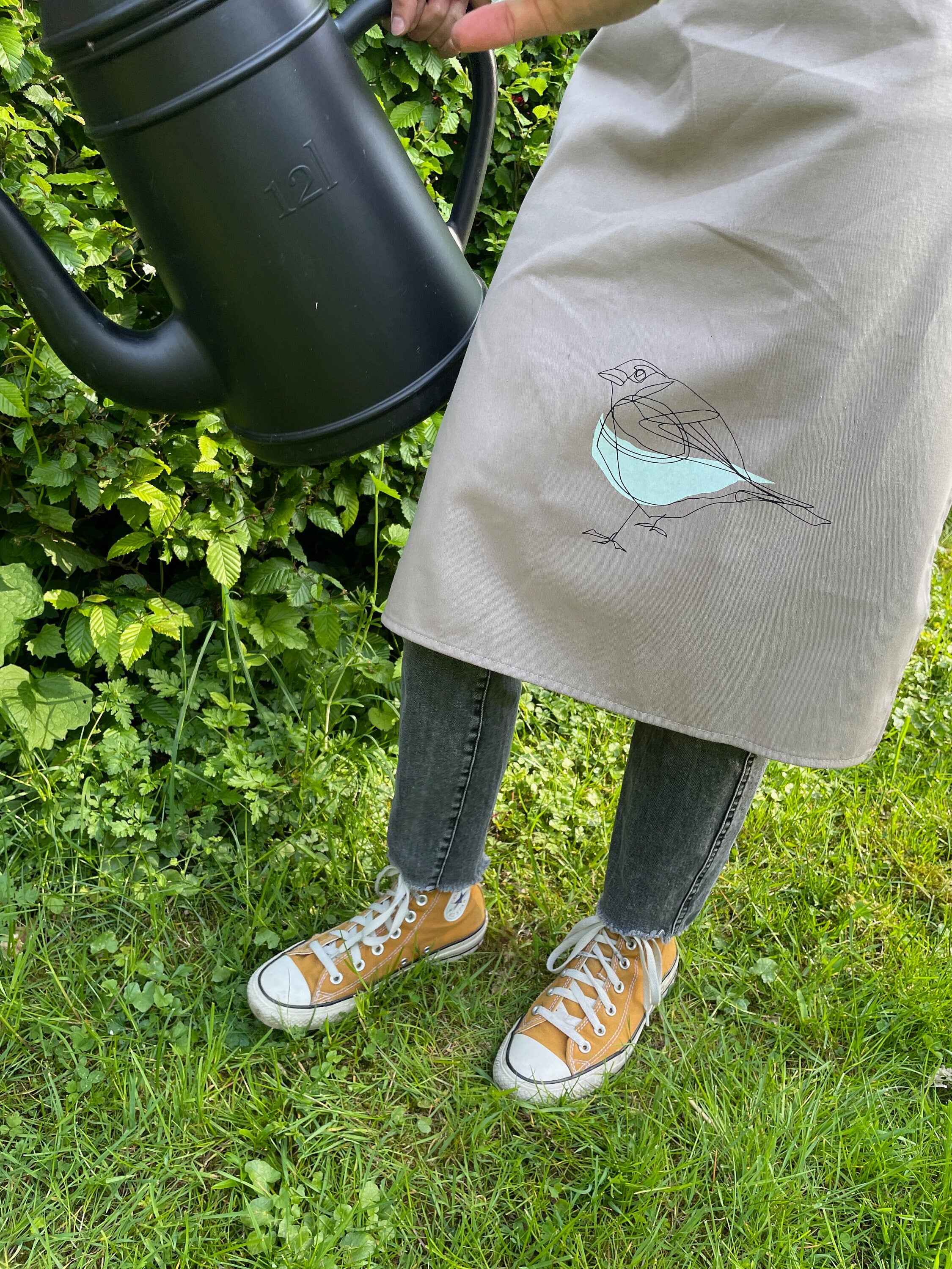 Praktische Gartenschürze aus Bio-Baumwolle mit hohem Latz, handbedruckt mit zartem Vogel, Siebdruck Unikat, Geschenk für Hobby-Gärtner