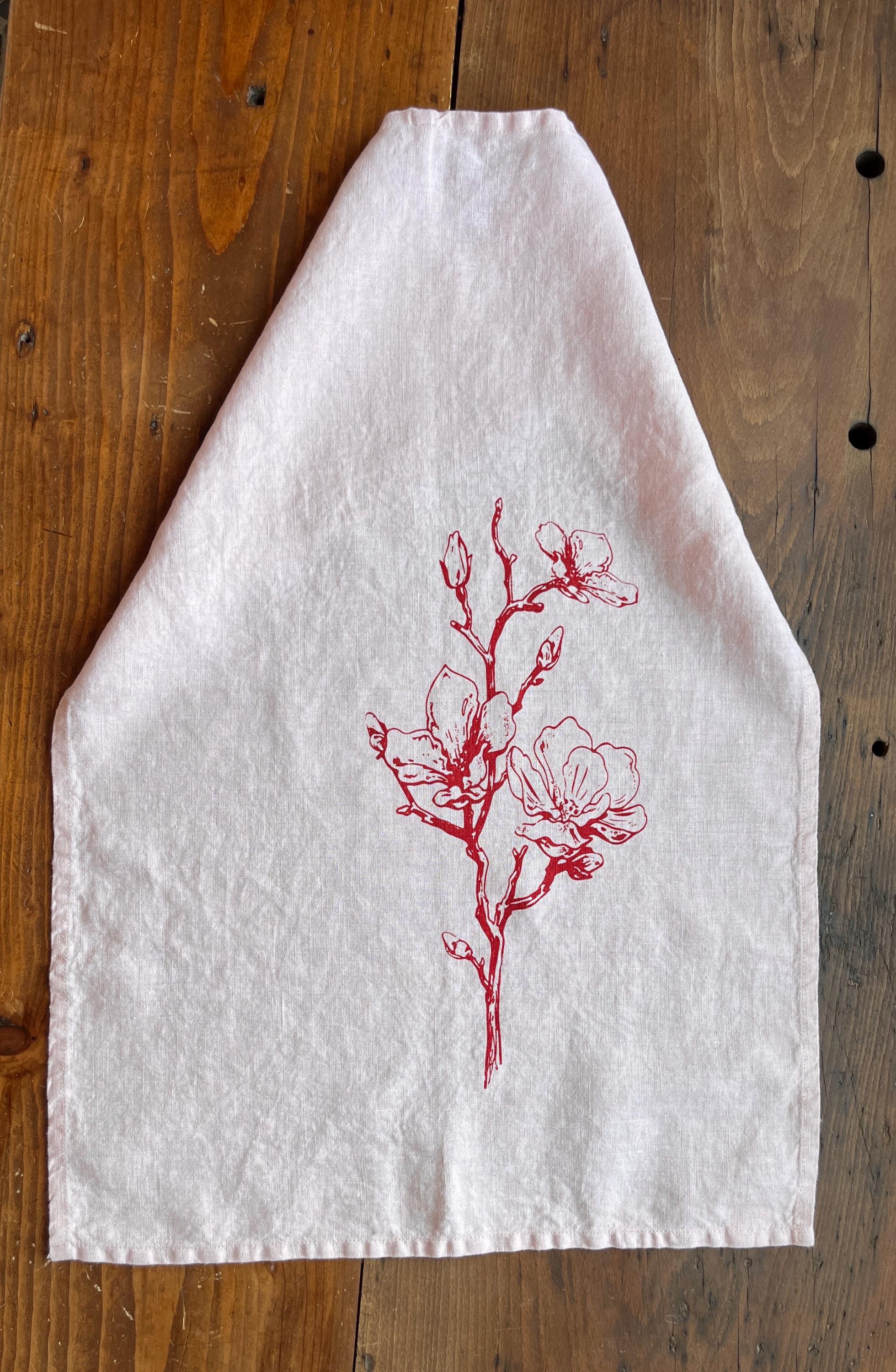 Frühlingshaftes Leinen-Geschirrtuch mit Kirschblüten – handbedruckt | Rosé & Kirschrot, Siebdruck Handarbeit | nachhaltige Küchentextilien